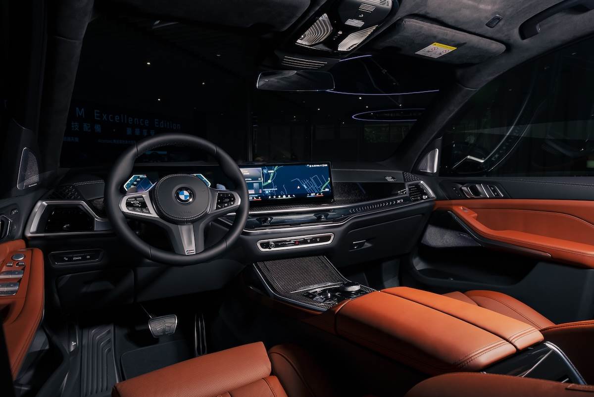 特仕版車內升級BMW Individual Alcantara麂皮黑色車內頂篷、多功能真皮方向盤與M碳纖維飾板。（圖／汎德提供）