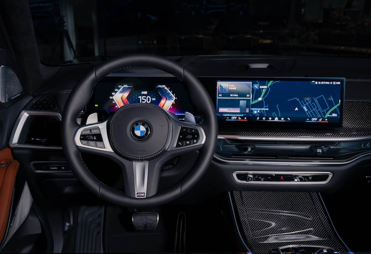 多功能真皮方向盤與M碳纖維飾板，創造出奢華與運動的氛圍。（圖／汎德提供）