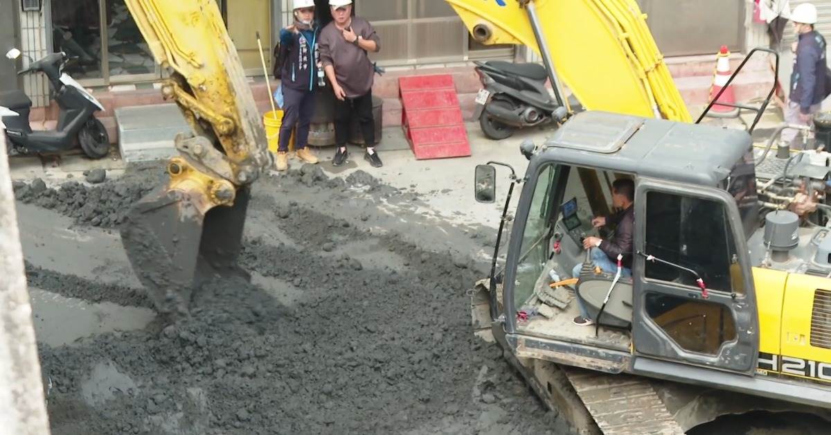 工務局迅速進行搶災作業。（圖／東森新聞）