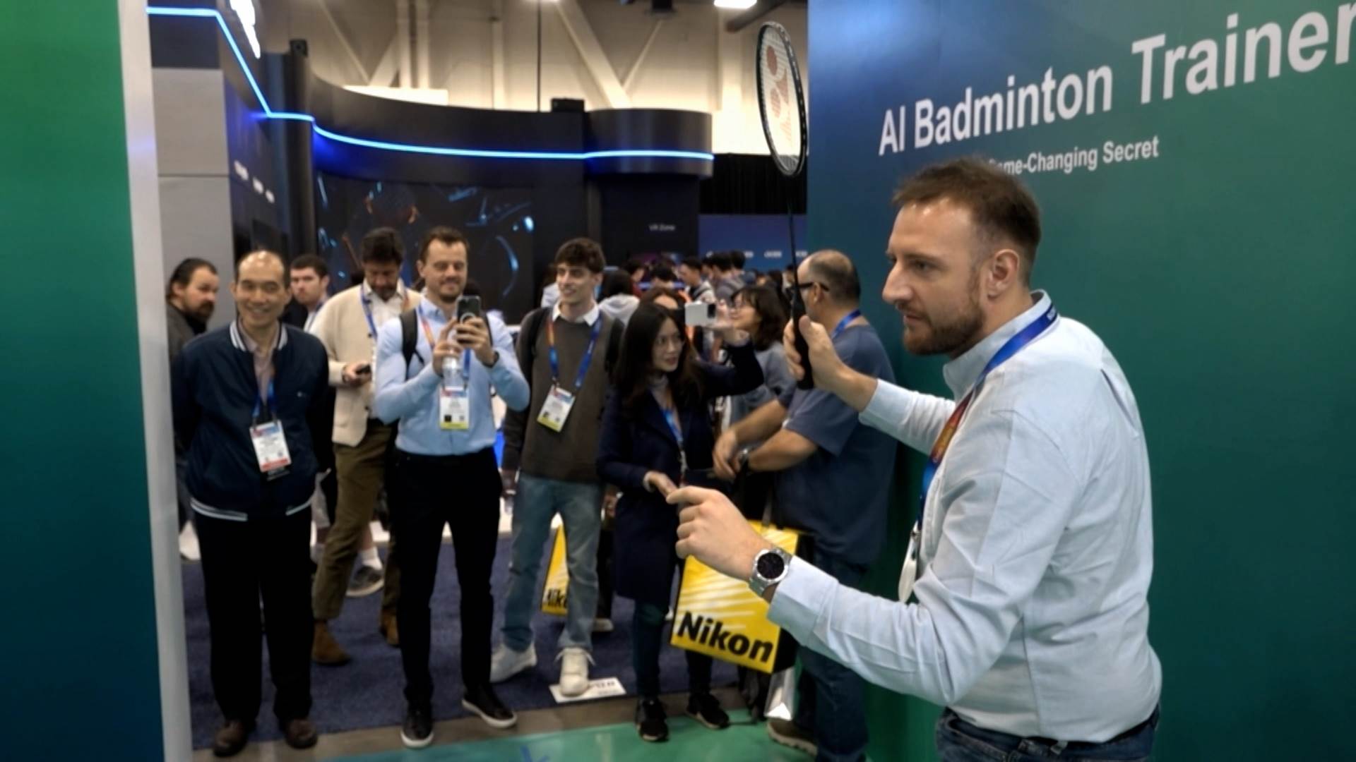 工研院展示了令人驚豔的AI羽球教練。該設備通過高速相機感測器捕捉體驗者的姿態與移動數據，傳至雲端，結合生成式AI技術。（圖／東森新聞）