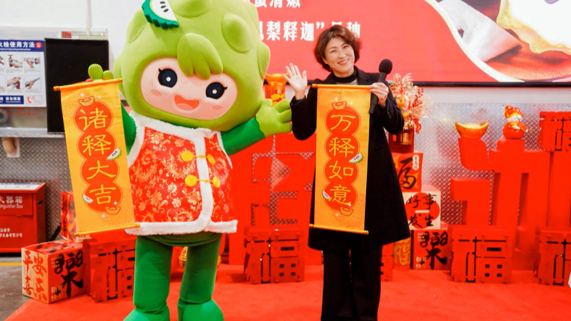 臺東縣長饒慶鈴不時領軍前往國外舉辦推廣試吃活動，一方面也積極輔導農民改善田間管理、包裝作業流程。（圖／東森新聞）