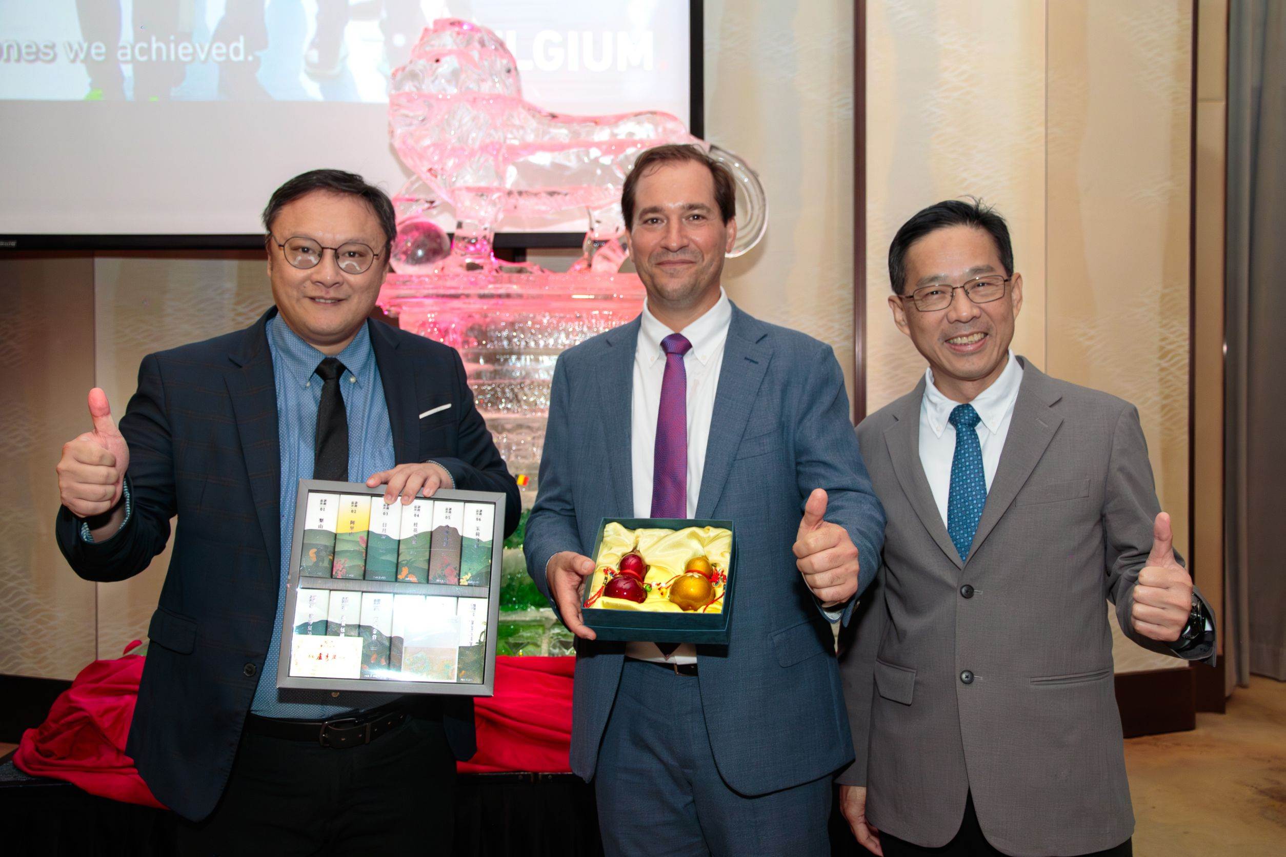 鄭副市長、經發局張局長與馬徹處長(中)在比利時國王節盛會。（圖／<a href='/search/tags/臺中市政府/' target='_blank'>臺中市政府</a>提供）