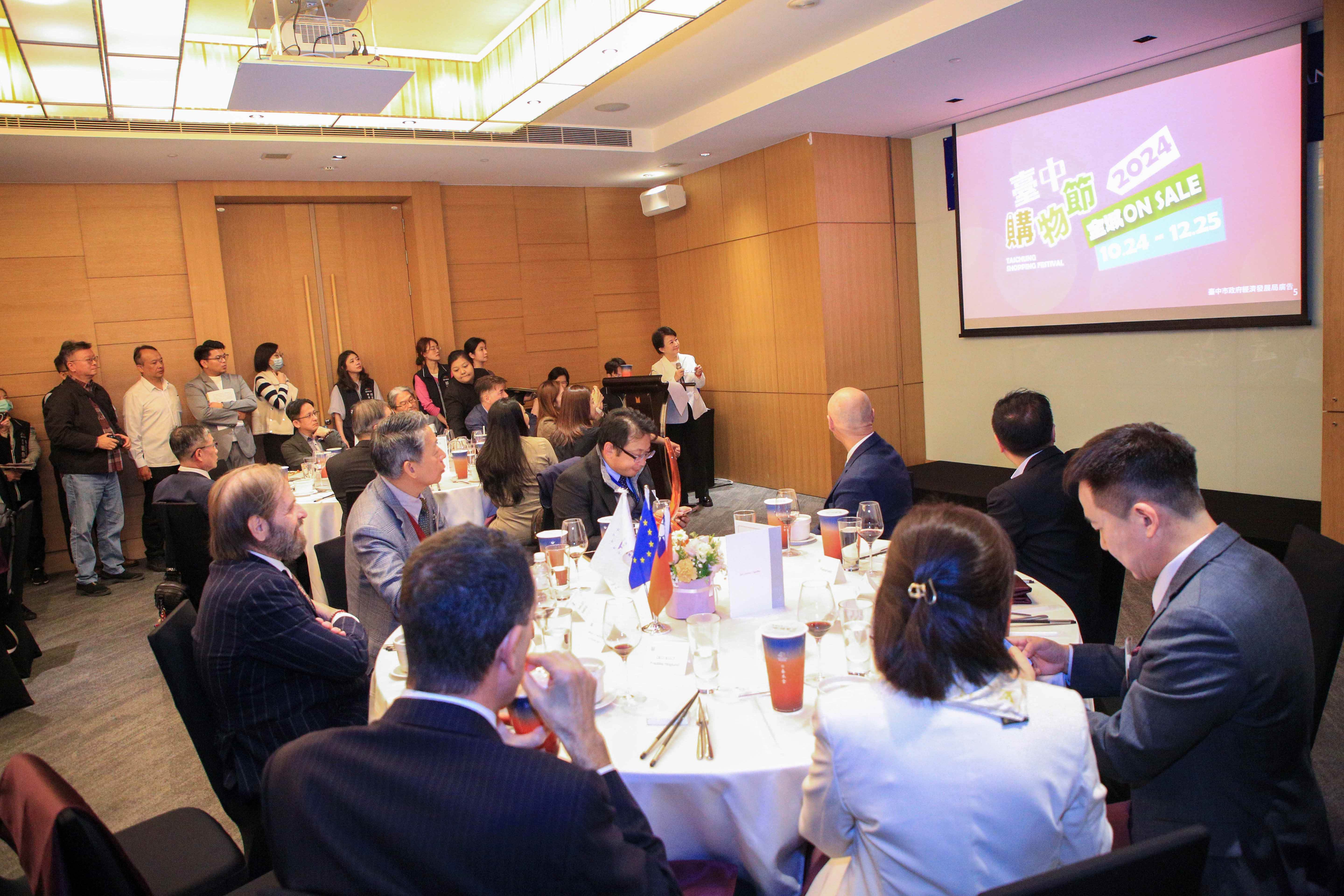 盧市長於歐洲商會介紹購物節。（圖／臺中市政府提供）