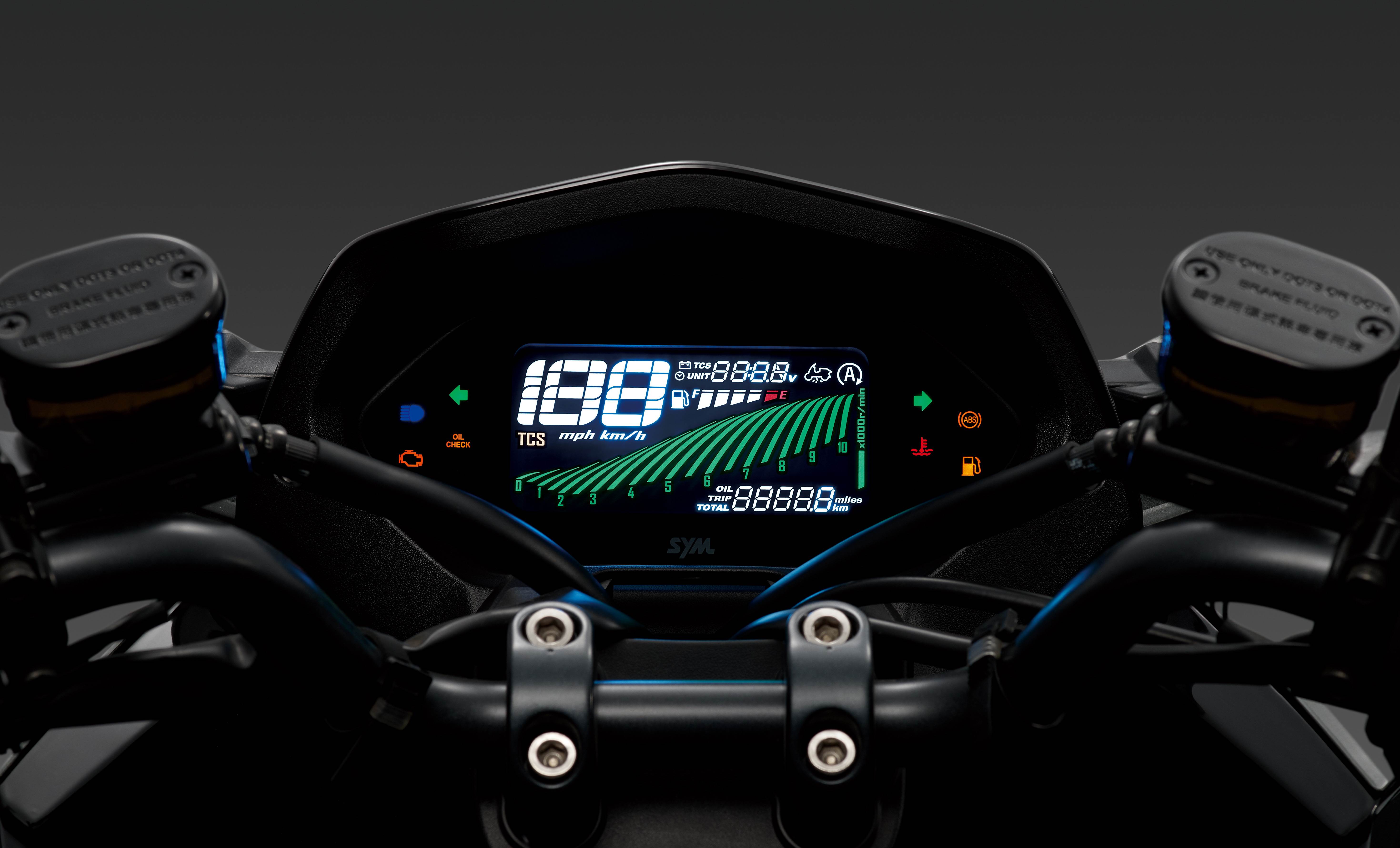 高反差的彩色顯示能讓騎士更快速的讀取資訊。（圖／SYM提供）