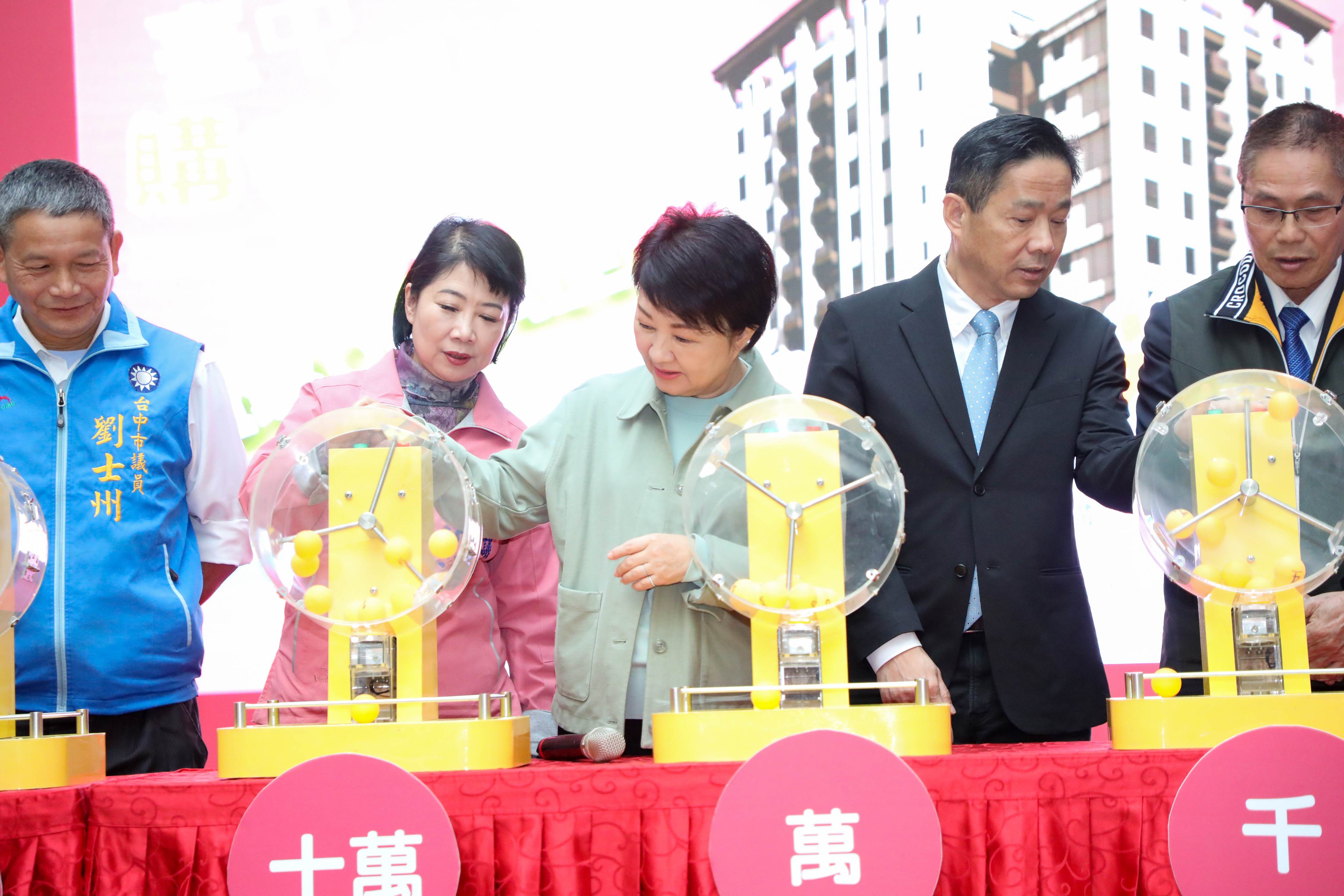 台中購物節在比星日駐台代表強力助攻、店家熱烈響應與民眾熱情參與的三重加乘效果之下,消費登錄金額破353億元。(圖/台中購物節提供)