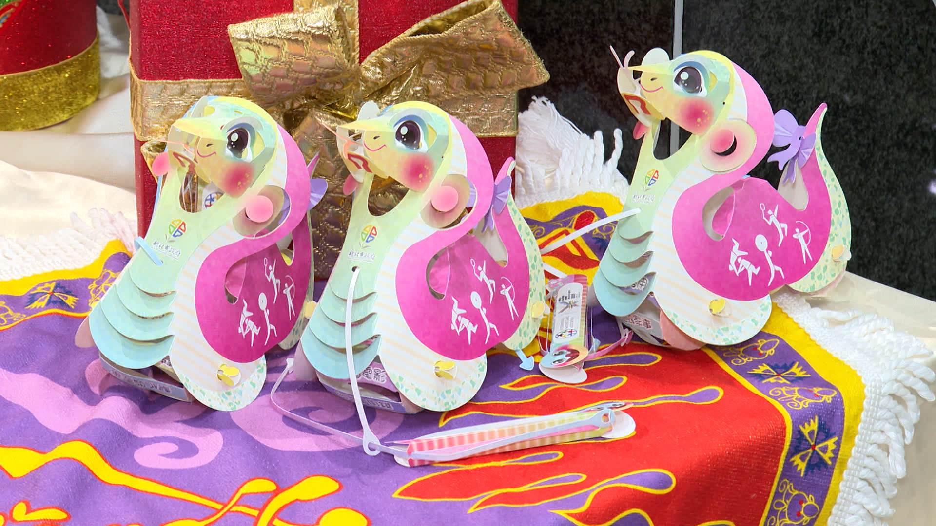 今年小提燈有蛇燈精靈和蛇奇寶貝兩種版本，可提可拉各種玩法，可愛又好玩。（圖／東森新聞）