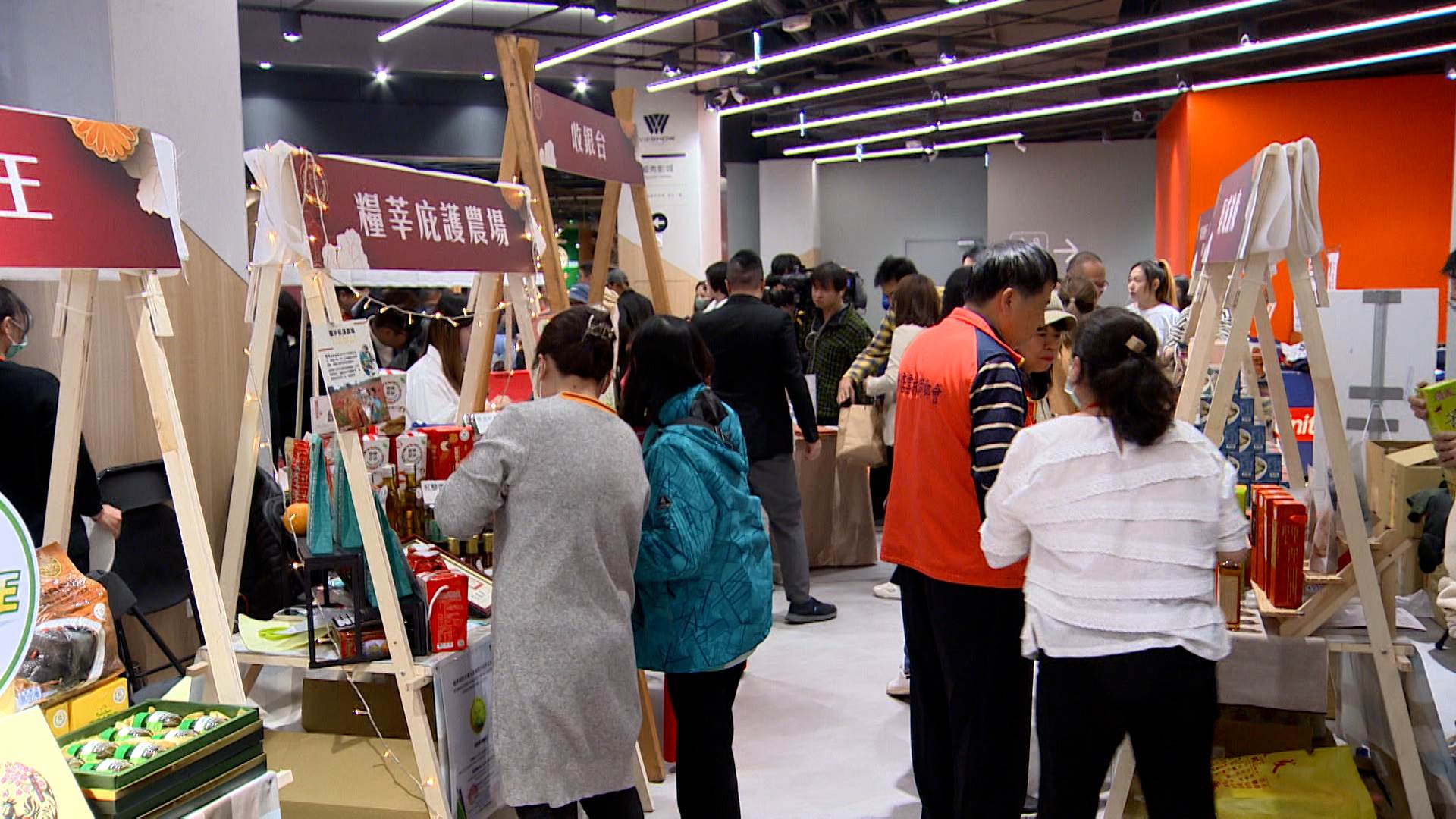 來自雲林的農特產品進駐新店商場舉辦年節市集。（圖／東森新聞）