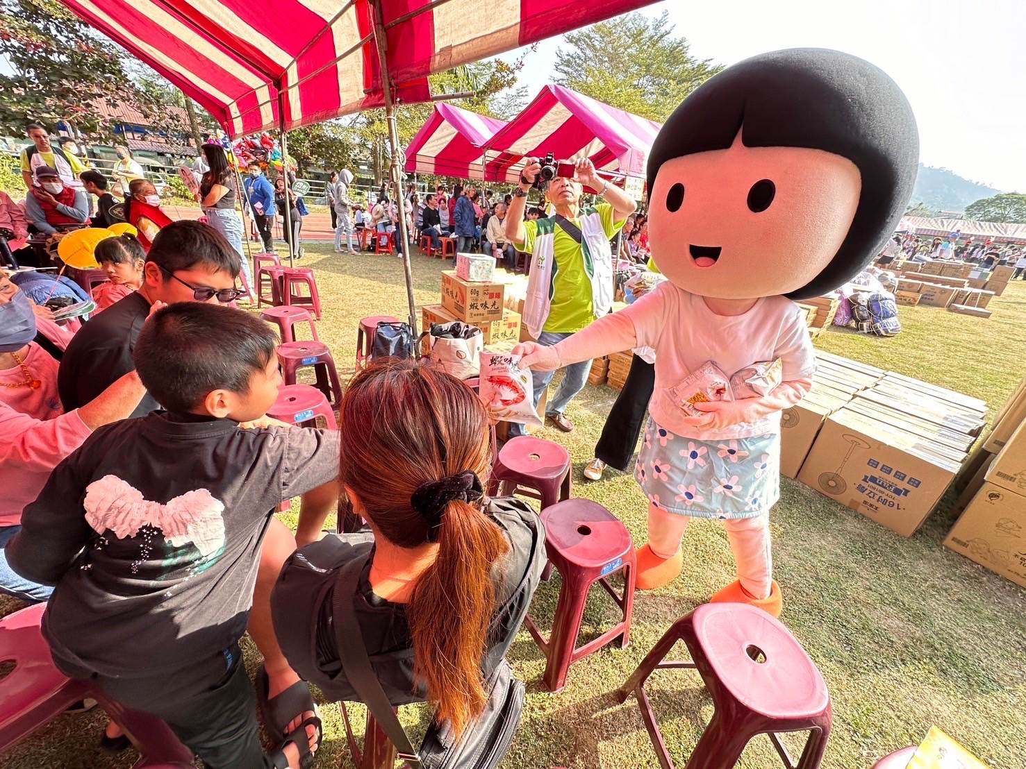  小朋友開心領取蝦味先。（圖／裕榮食品提供）