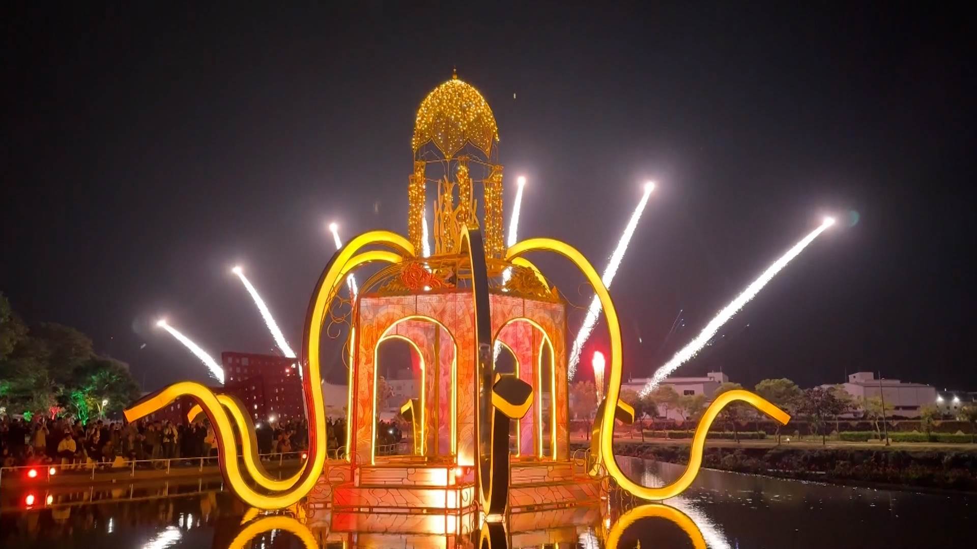 現場有高達12米的梅杜莎宮殿水上主燈秀，隨著音樂噴吐迷濛水霧，營造迷幻朦朧氛圍。（圖／東森新聞）