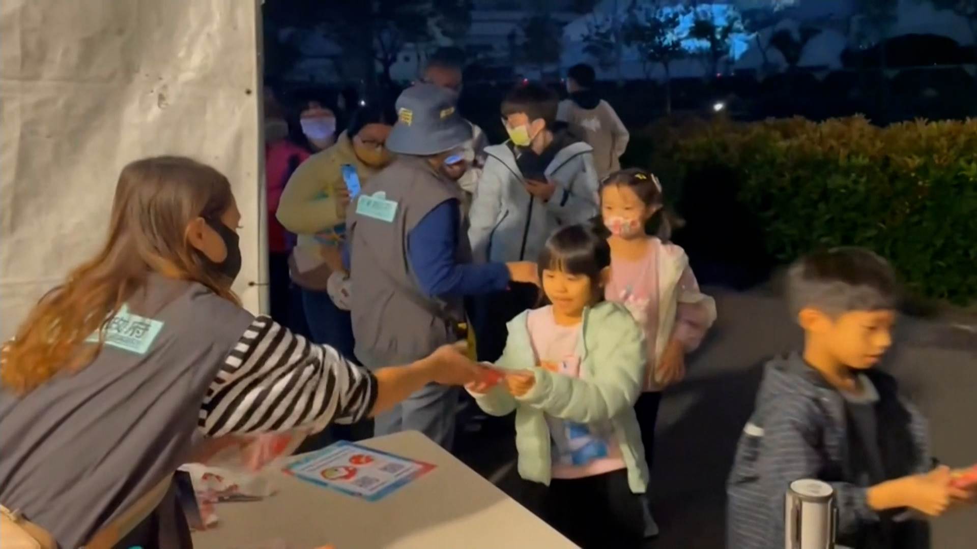 當天現場也發放蛇蛋造型小提燈–屏小龍，領到的小朋友超興奮直呼好可愛。（圖／東森新聞）