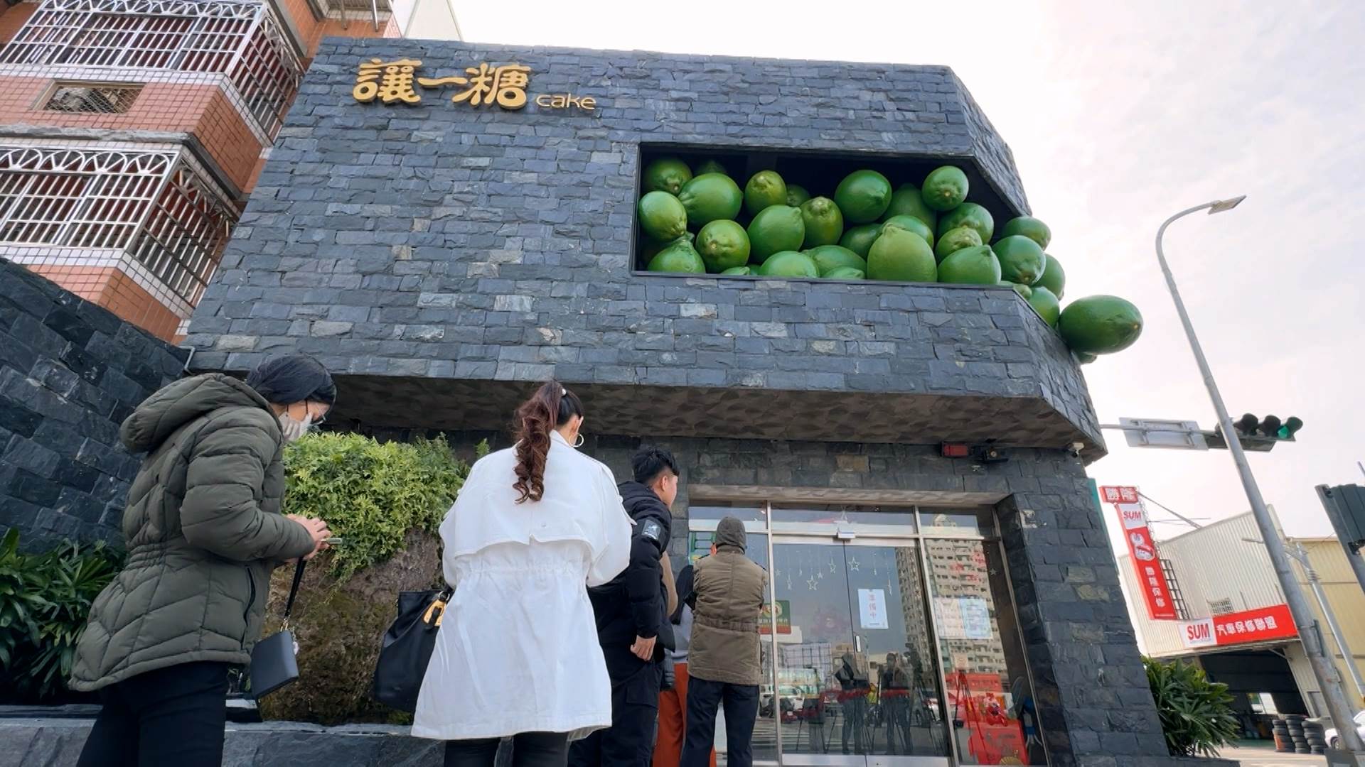 近來陸續出現新的排隊名店，像是專賣檸檬蛋糕的「讓一糖」。（圖／東森新聞）