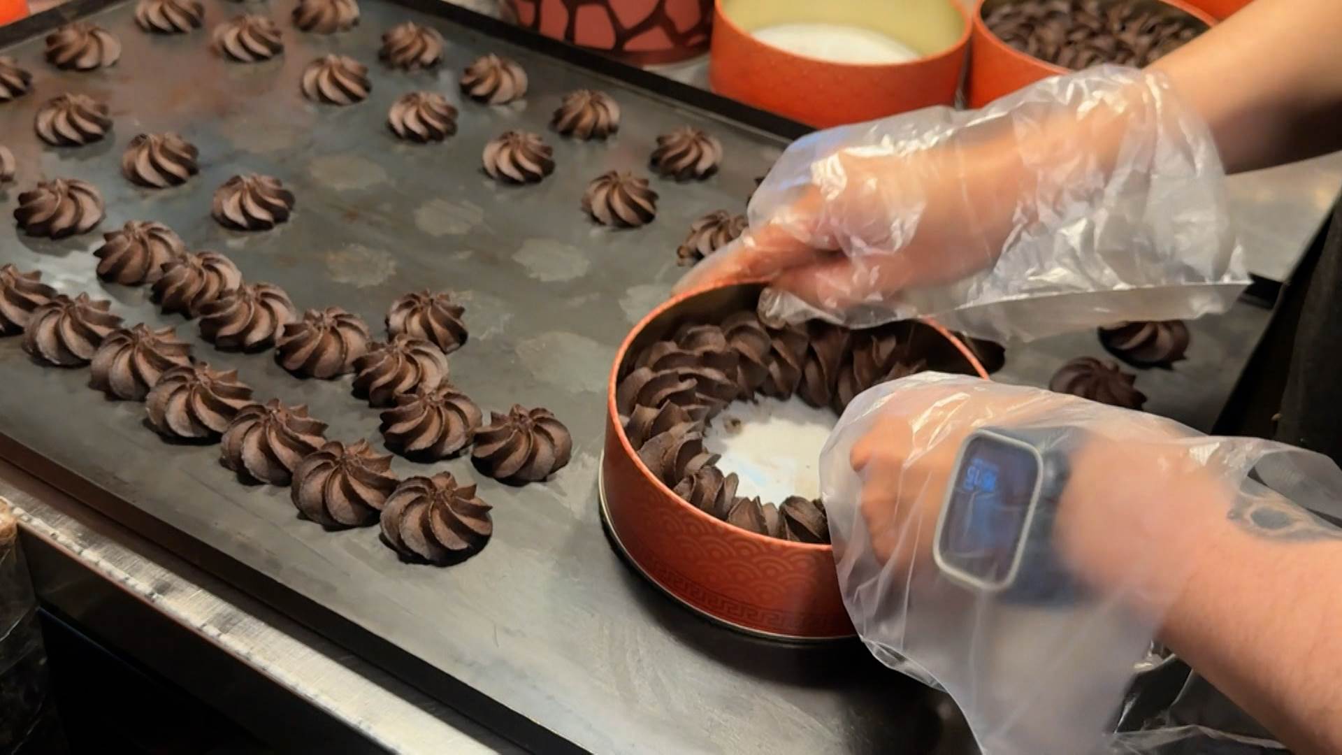 在西屯區的「短腿ㄚ鹿」手工奶油餅乾專賣店，門口排隊的民眾數量同樣驚人。（圖／東森新聞）