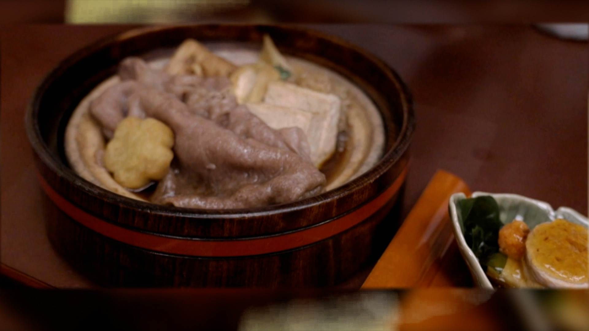 米其林星級主廚以及東京百年壽喜燒名店，頂級黑毛和牛薄片、烤豆腐、當季蔬菜、沾上蛋液，一口品嚐，濃郁滑順的絕妙滋味。（圖／東森新聞）