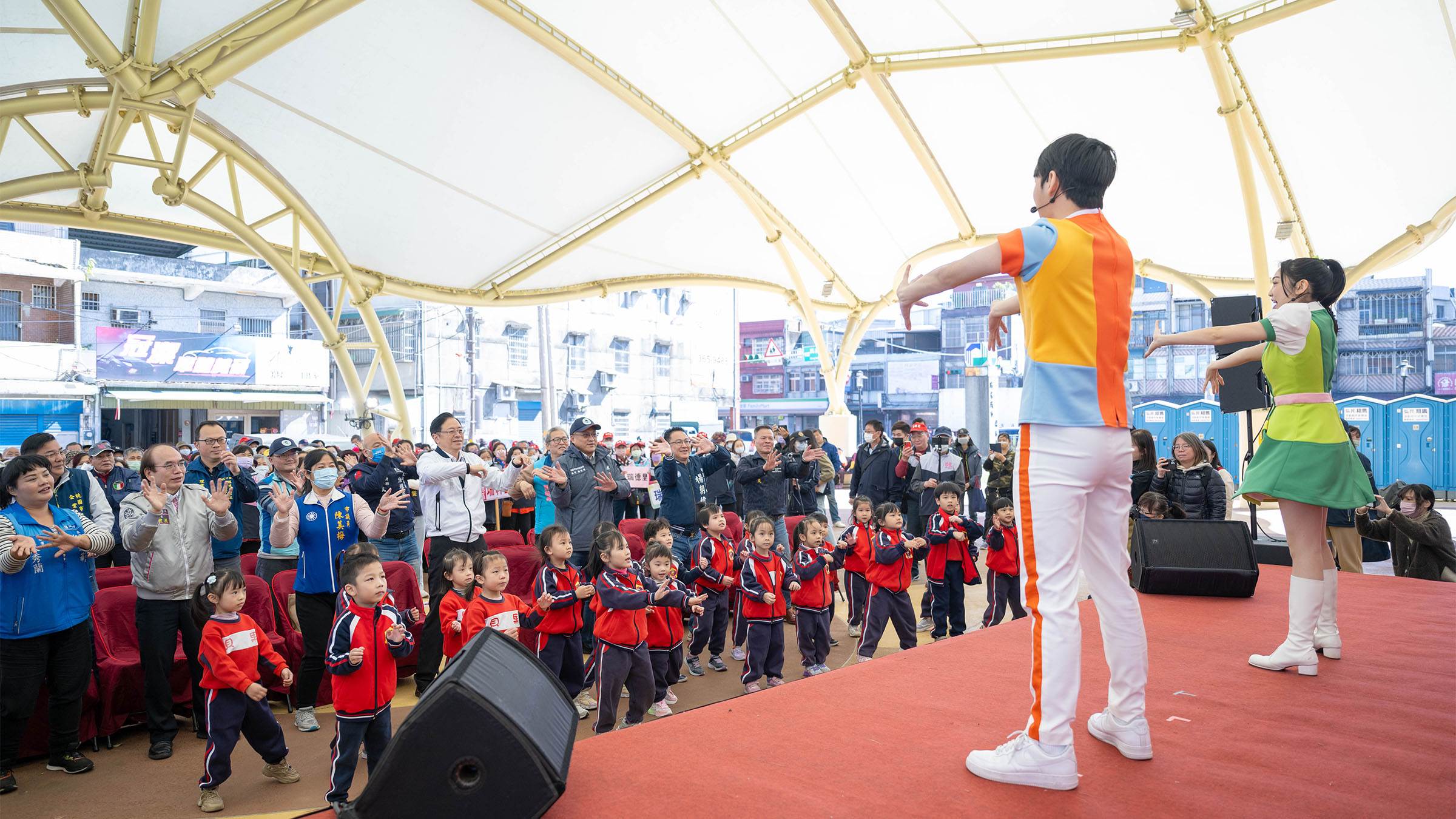 帶動跳活動熱鬧進行，市長與志工一起運動，促進健康，為清潔週增添活力！。（圖／桃園市政府提供）