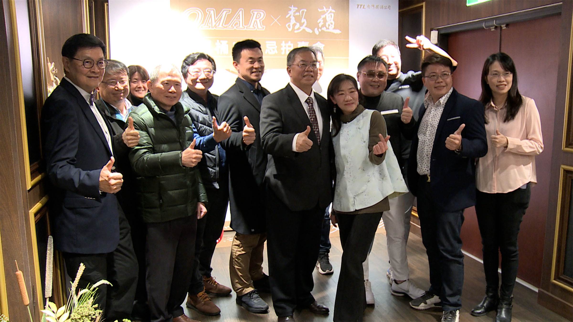 參與單桶威士忌拍賣會的各界代表於現場合影，攜手見證臺灣威士忌的非凡魅力。（圖／東森新聞）