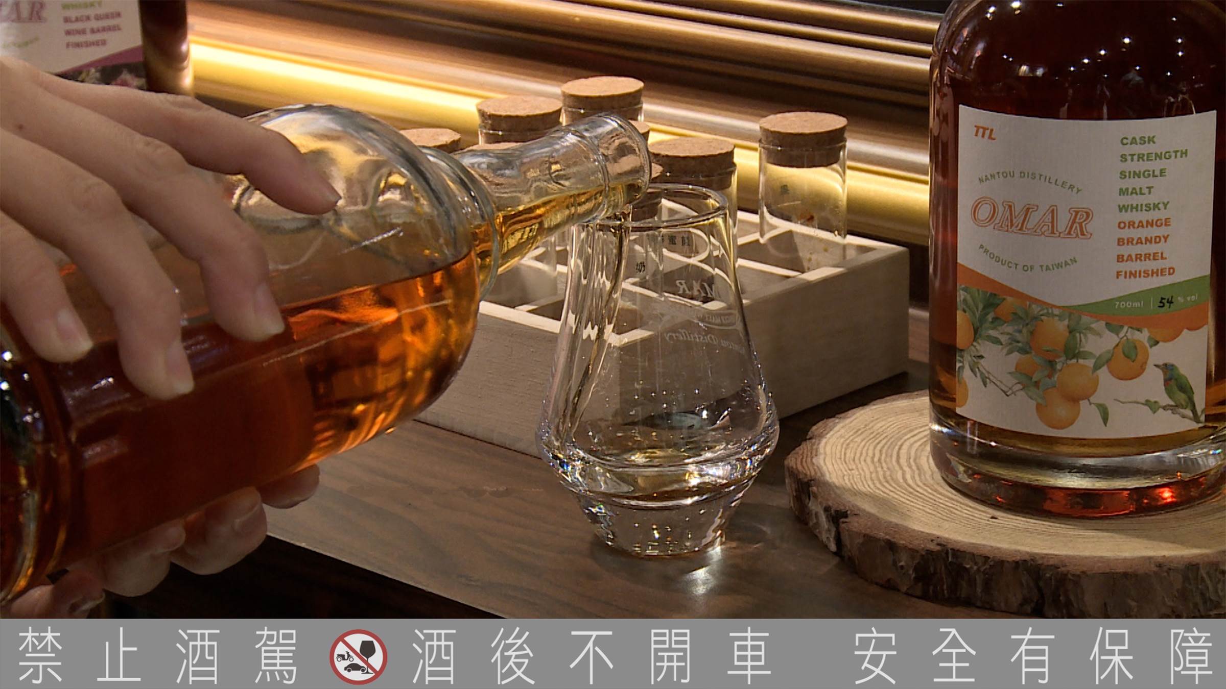 南投酒廠以獨特的水果與花香風味桶系列，展現臺灣風土的威士忌魅力。（圖／東森新聞）