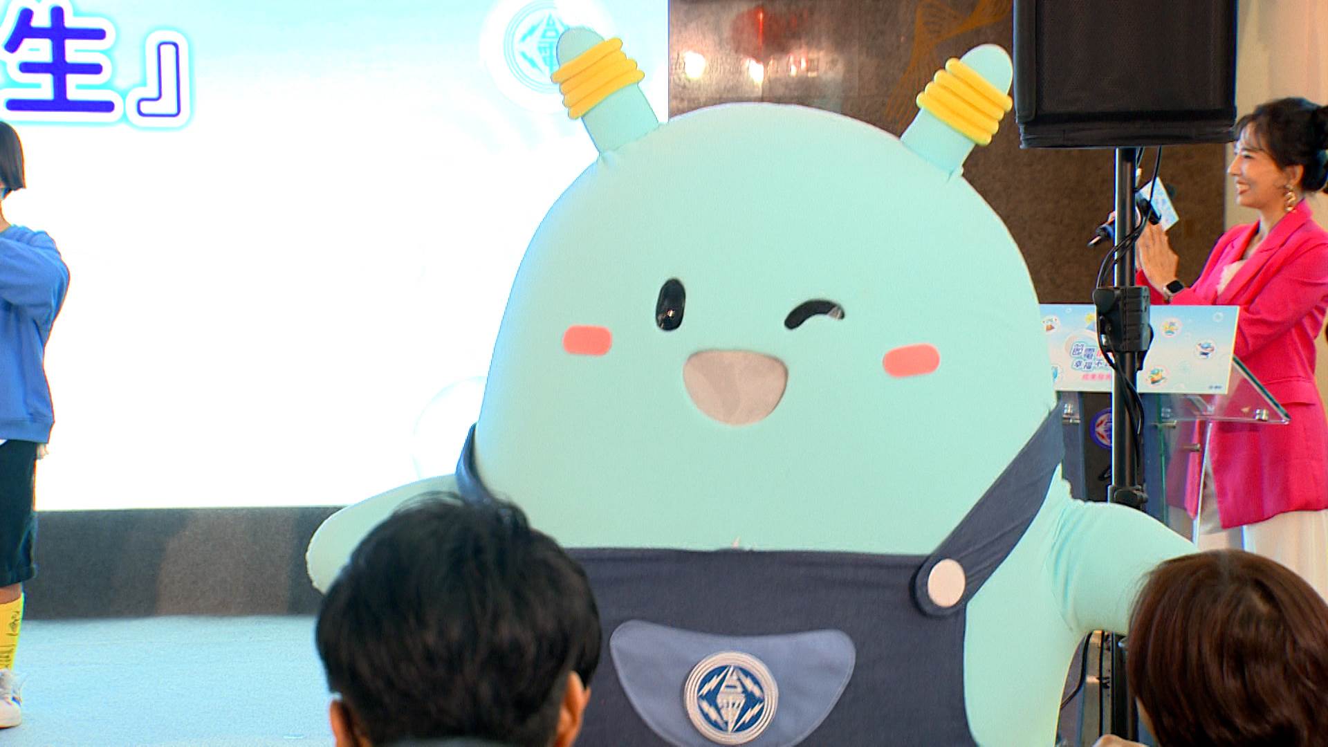 台電吉祥物電寶引領小網紅姊妹花，賣力大跳節電神曲。（圖／東森新聞）