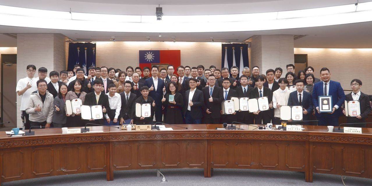 臺北市長蔣萬安與全體得獎者大合影。