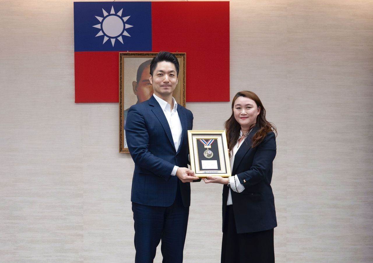 感謝臺北市表揚發明展獲獎者，台灣發明協會致贈教育獎章予臺北市長蔣萬安，由協會理事長張家菊(右)代表頒證。