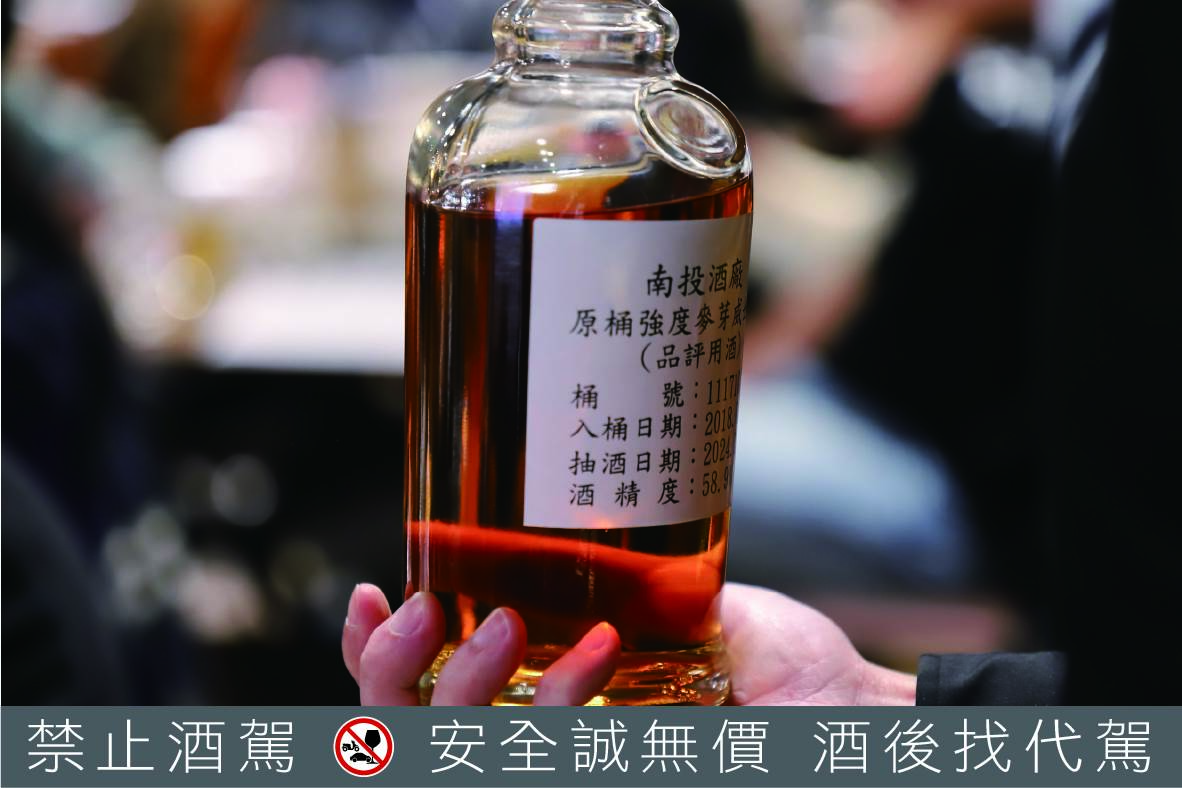 拍賣會得標的行家們可透過客製化服務，打造專屬的單桶威士忌酒標及包裝設計。（圖／臺灣菸酒提供）