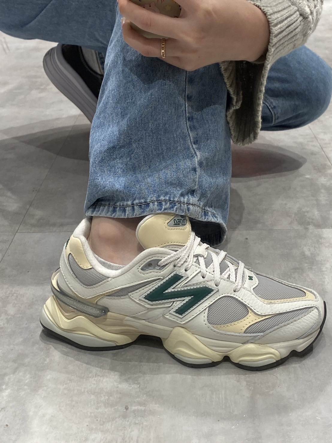 網友稱讚復古風潮正夯，NB休閒鞋款設計可說是趕在流行尖端。（圖／翻攝自「momo網購好物交流」臉書社團）