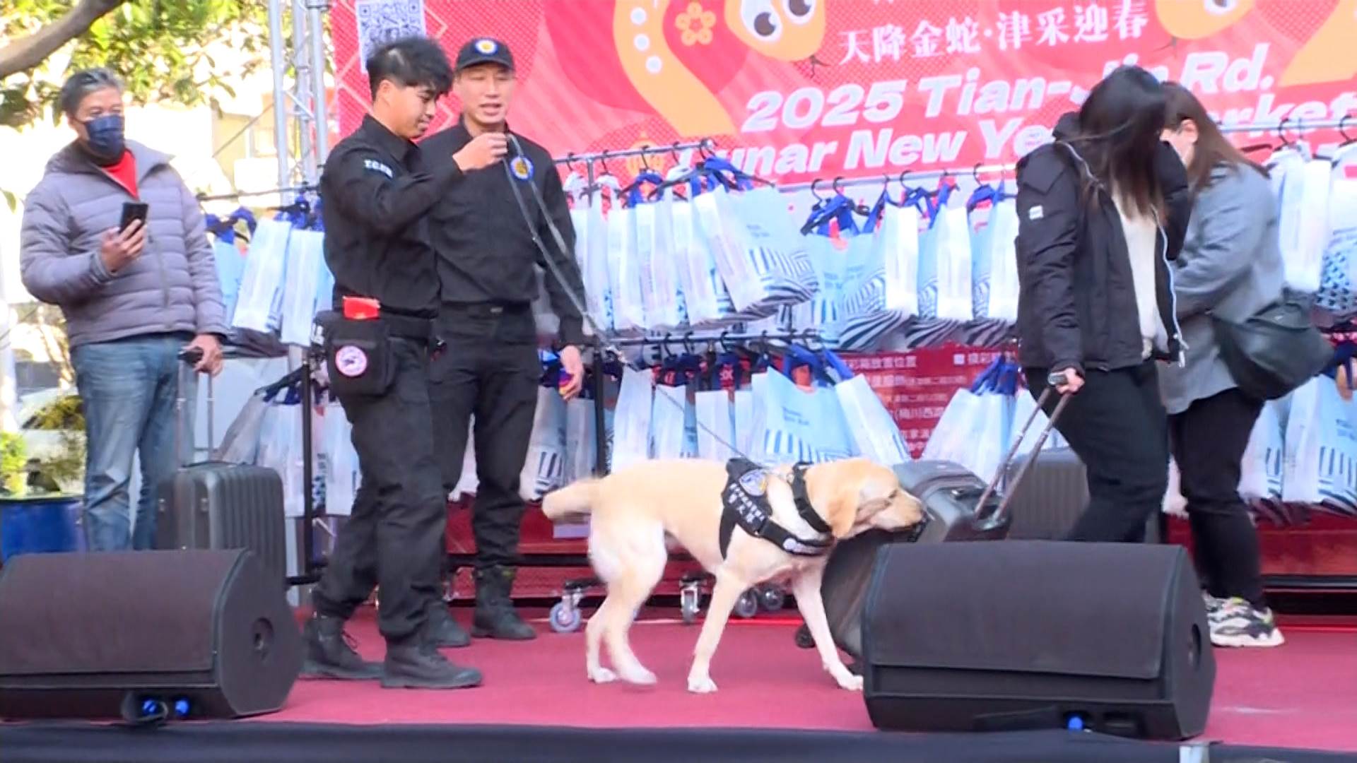 過特警垂降、攻堅詐騙機房,以及警犬追蹤等演練,融入防詐宣導。(圖/東森新聞)