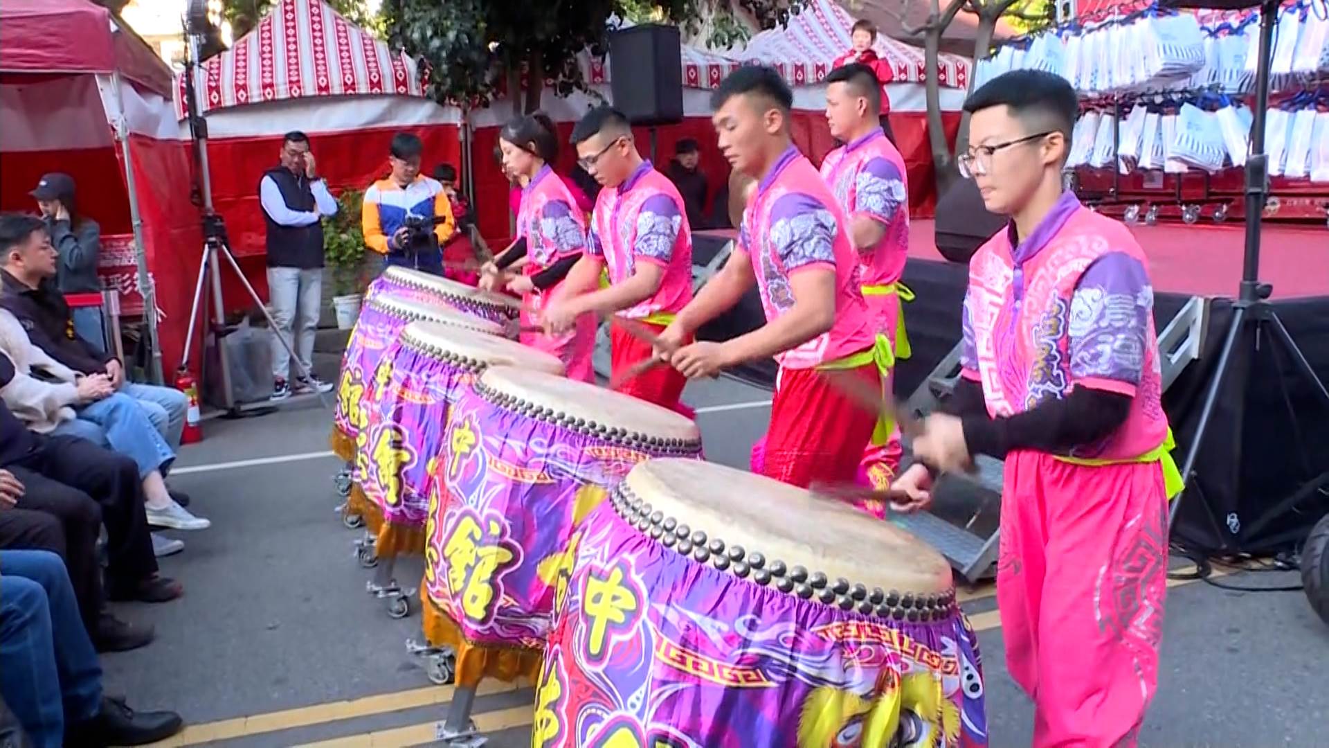 天津路年貨大街匯集豐富的年節商品,還融入多元活動,帶給民眾一個歡樂的春節體驗。(圖/東森新聞)