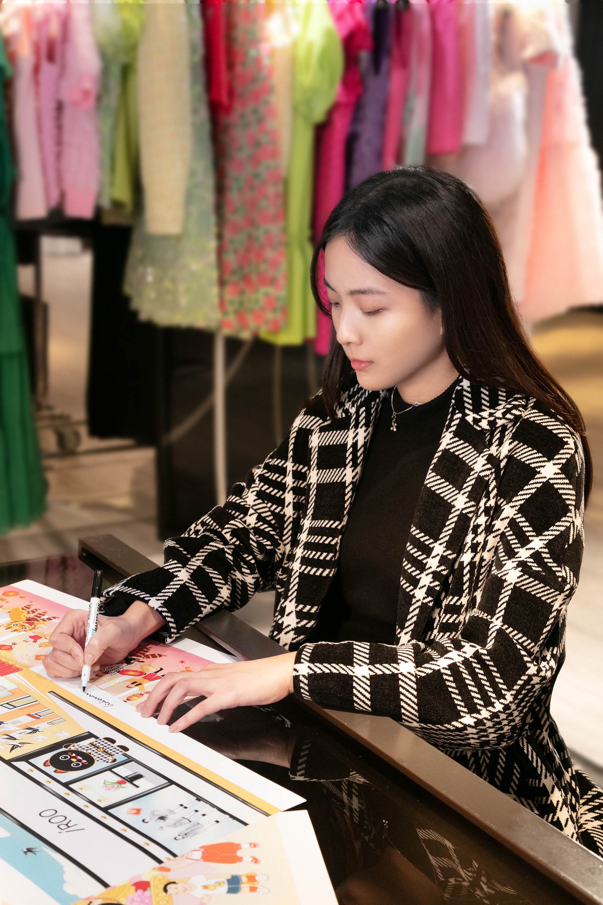 用色彩創造快樂的台灣青年插畫家李佳蔓。（圖／iROO依洛國際提供）