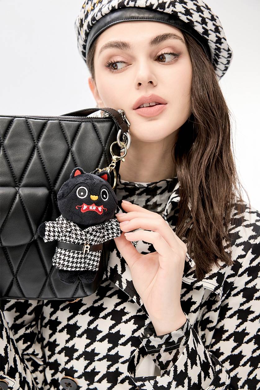 穿上千鳥紋大衣的黑虎將軍時髦帥氣，萌趣可愛。（圖／iROO依洛國際提供）