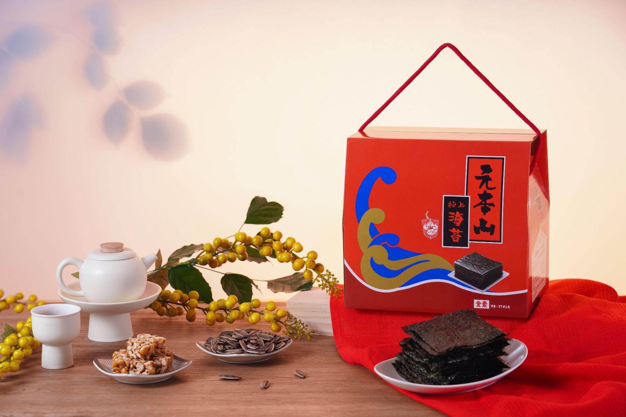 「<a href='/search/tags/味付極上海苔禮盒/' target='_blank'>味付極上海苔禮盒</a>」採用象徵豐收與財運的惠比壽福神，更顯滿滿的新年祝福。（圖／元本山提供）