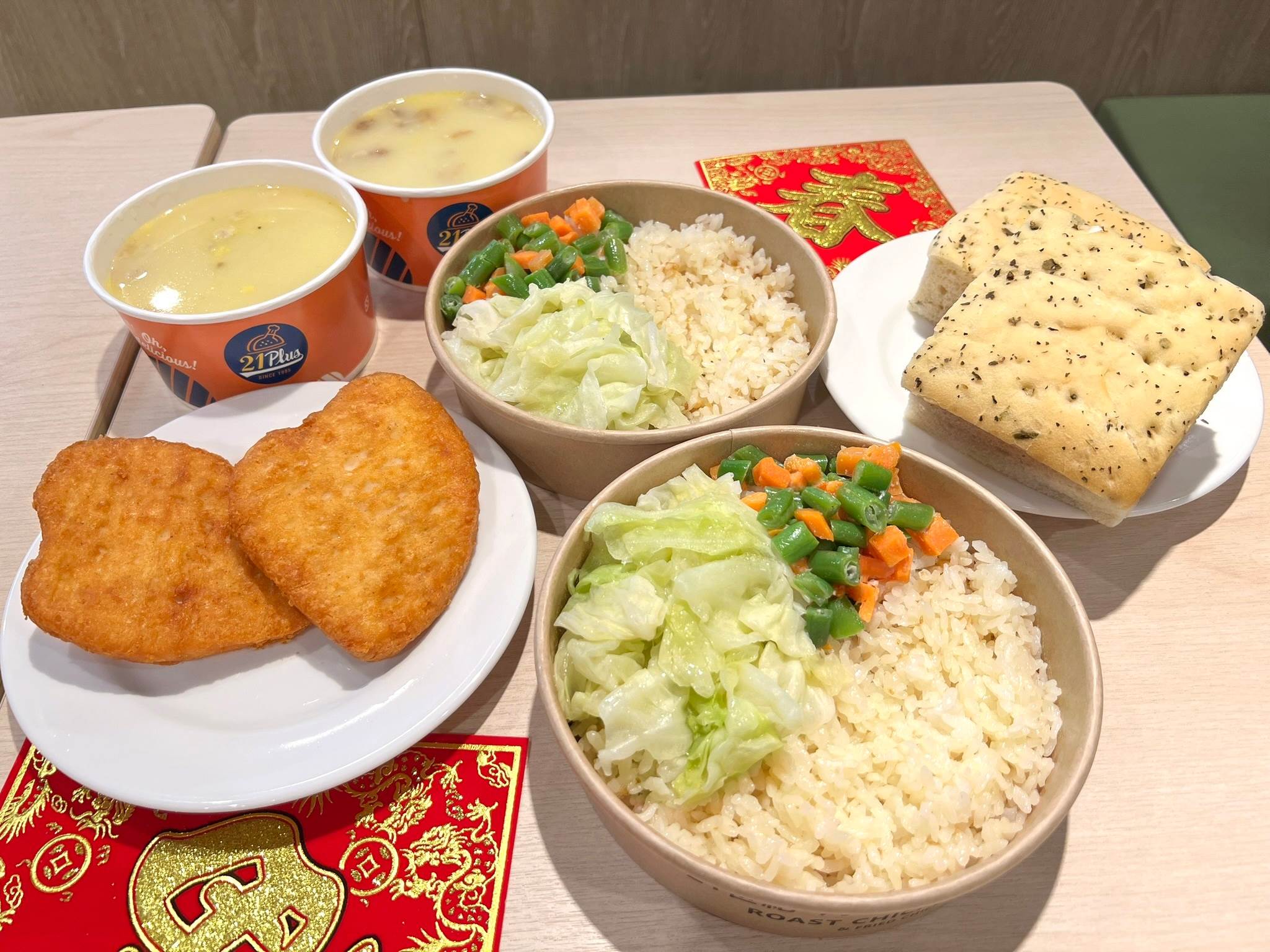 出示熟客券圖片就可輕鬆享各項新品買一送一超划算。(圖/21Plus 21風味館提供)