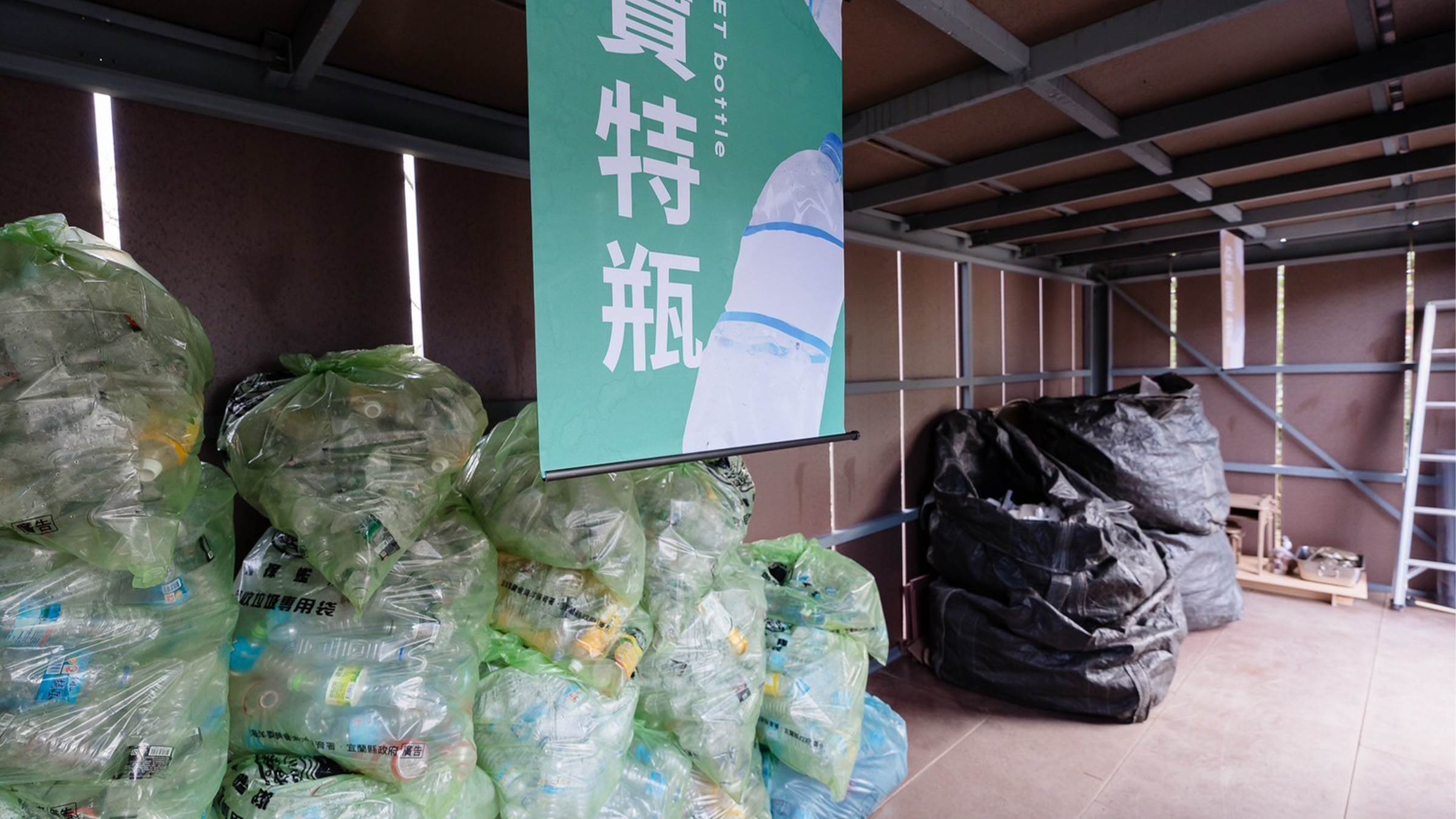 宜蘭縣大溪漁港全新的海廢暫置所，共計使用了 800 公斤的海廢，佔板材成分的比例高達 50%，擴建空間解決海廢存放空間不足之痛點。（圖／台灣太古可口可樂提供）