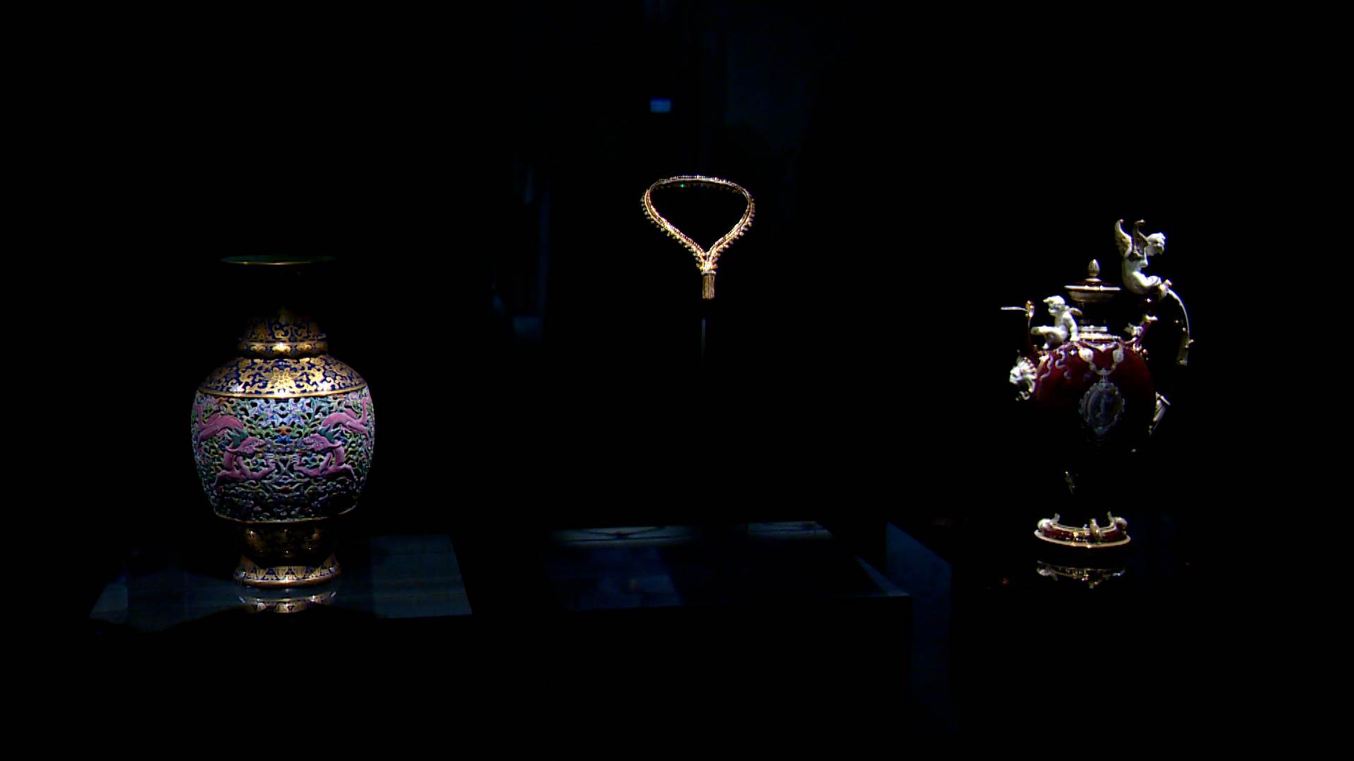 將三方展品並陳在同一個展櫃，進行文物間的交流對話。（圖／東森新聞）