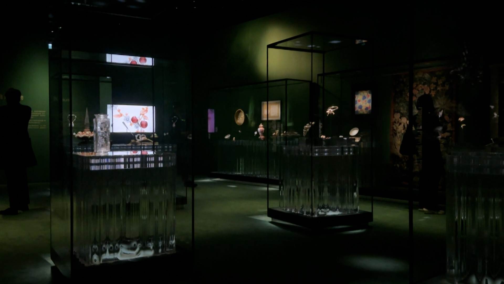 故宮南部院區具有更挑高且更方正的特色，運用光和色彩的變化，帶來不同於北部院區的沉浸體驗。（圖／東森新聞）