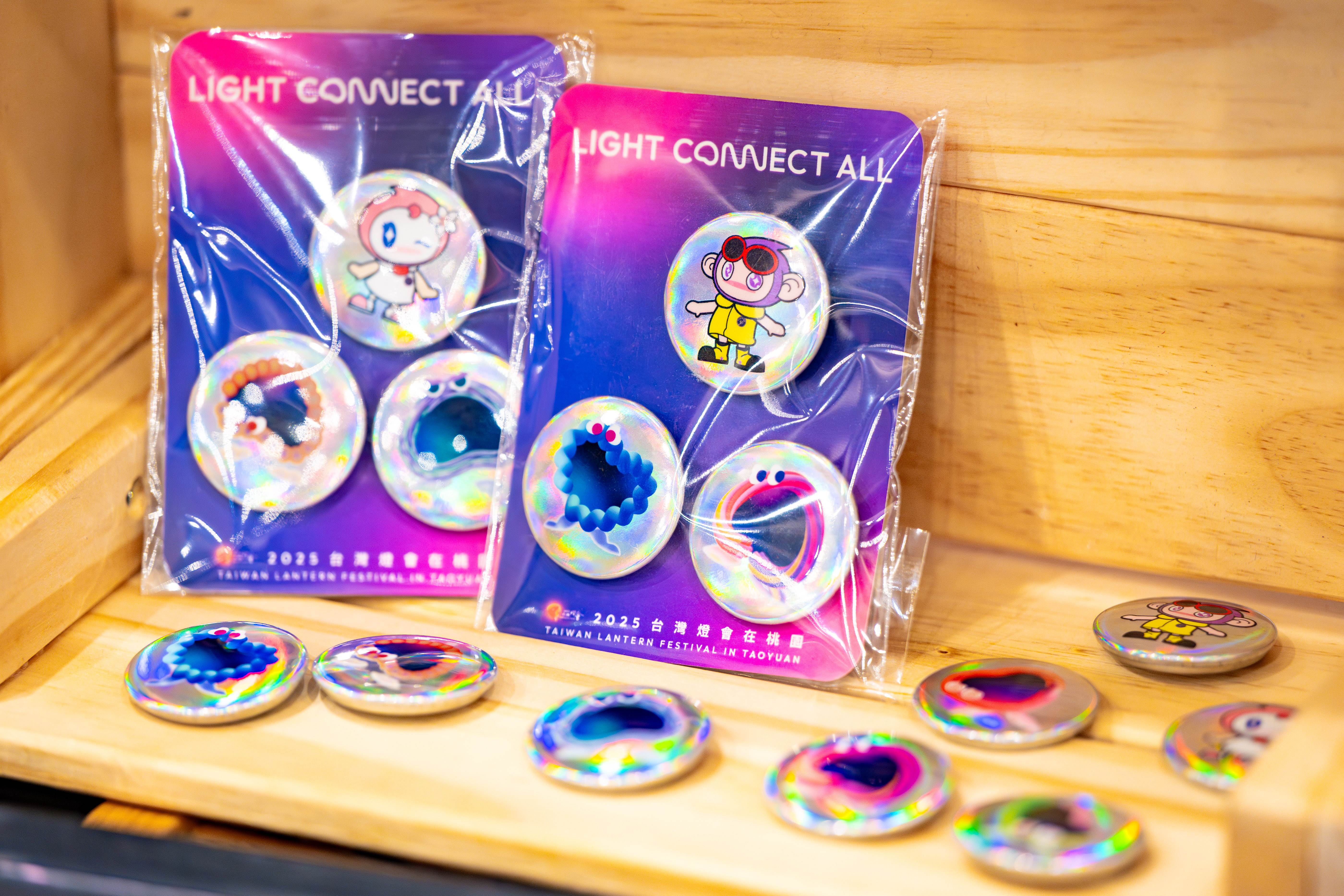 「雷射胸章組」聯名桃園市吉祥物「宇宙版ㄚ桃園哥」,遇光產生光影變化,極具收藏價值。(圖/桃園市政府提供)