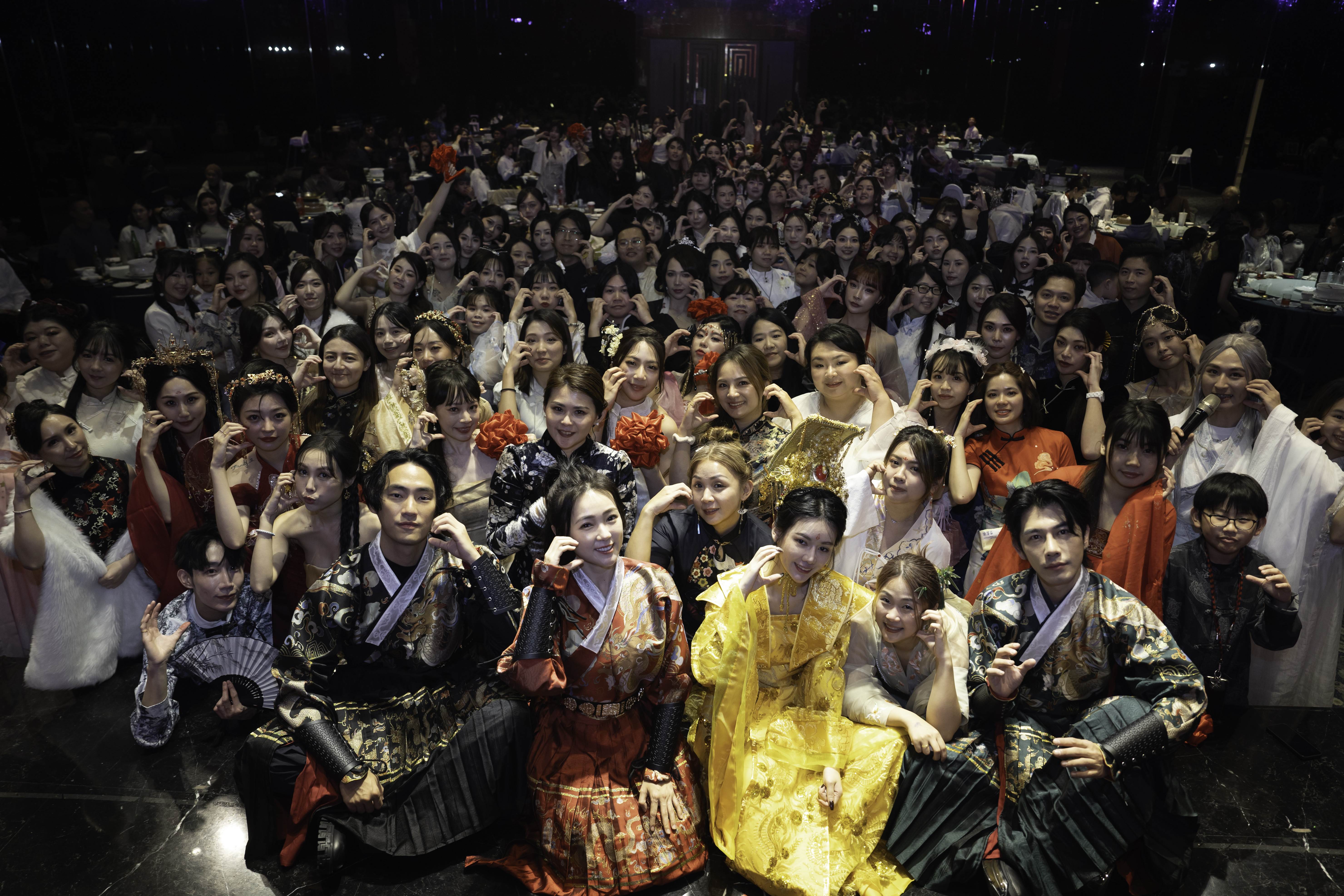 陳雋希(Vic)、丫頭詹子晴、楊晶庭(羊羊)森田與快電商「富一代」團隊合照。(圖/快電商提供)