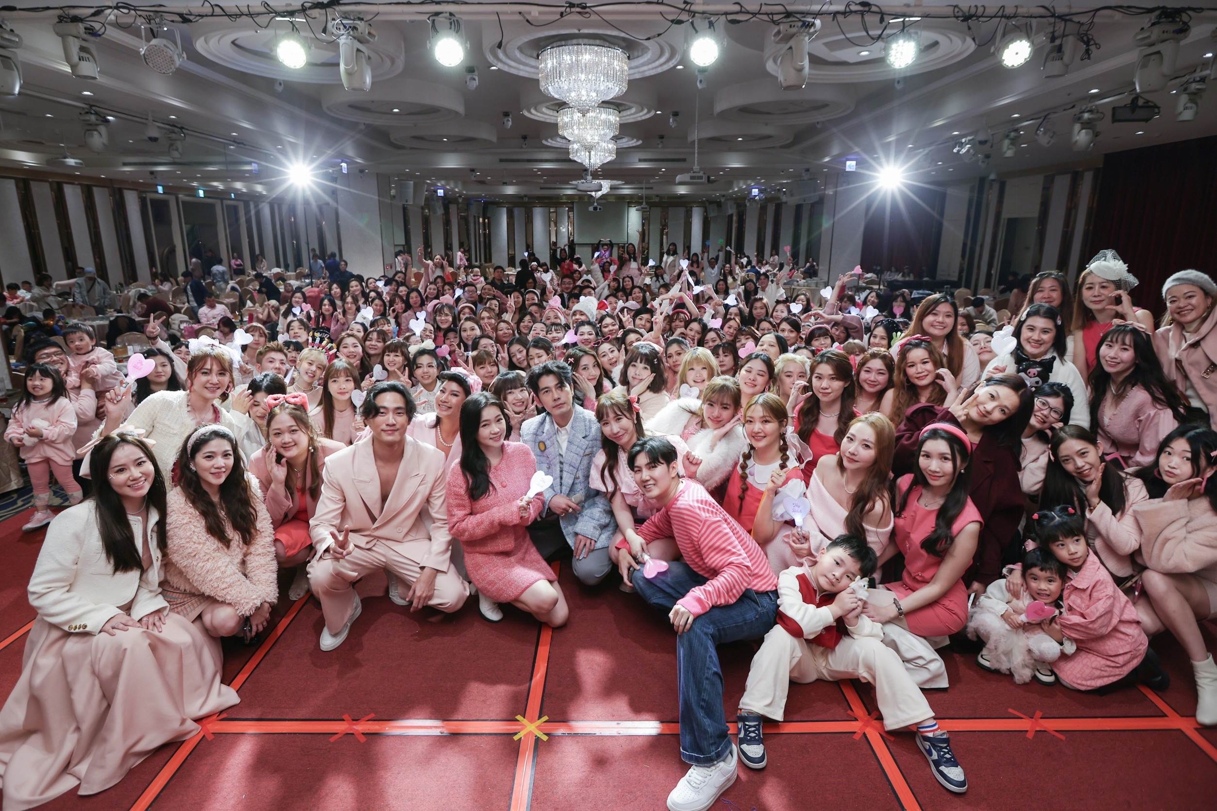 左四起陳雋希(Vic)、丫頭詹子晴、森田、葉昕蓁(果子)、楊翰(gatsby)與快電商「公主婊」團隊合照。(圖/快電商提供)