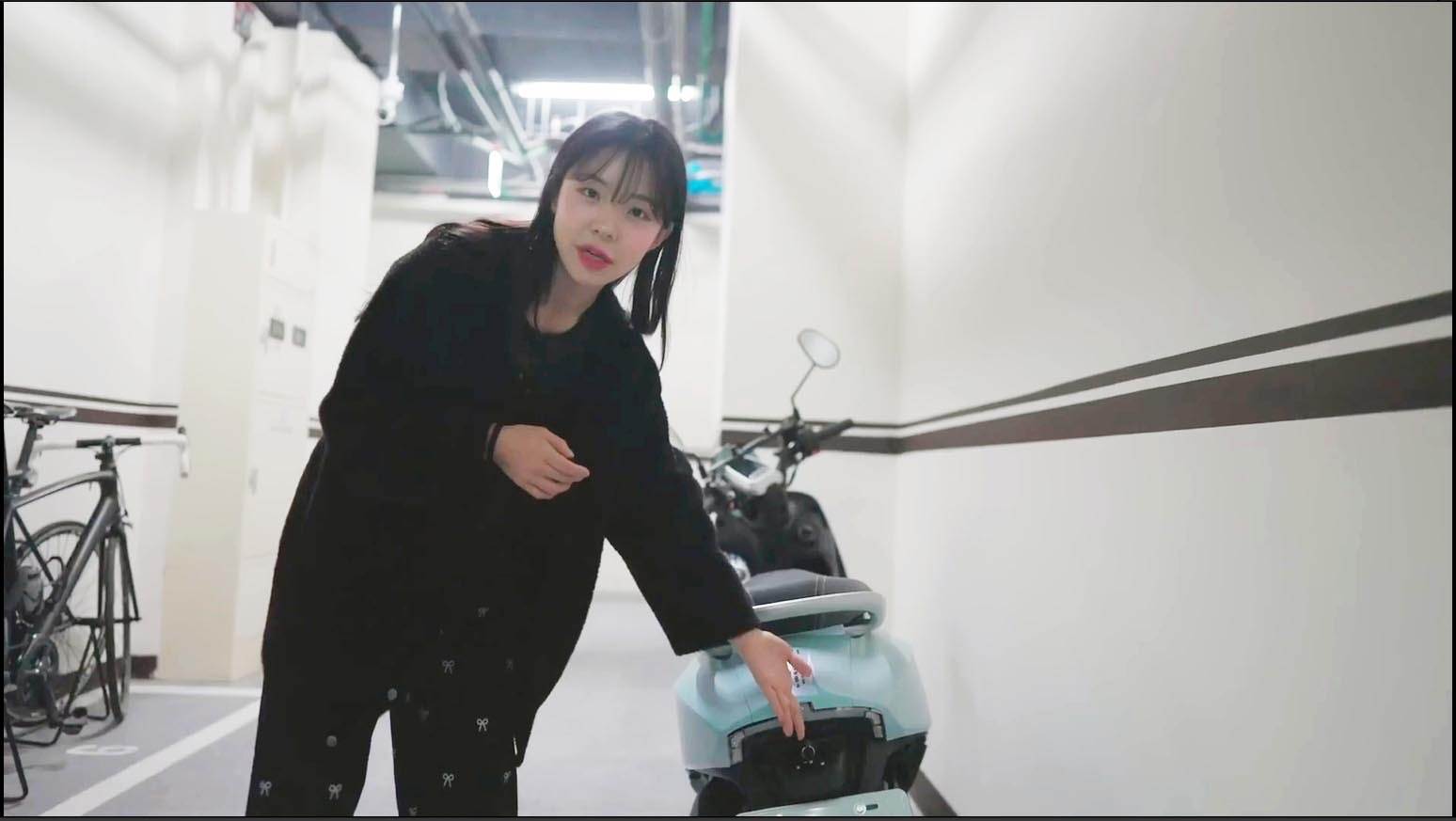 李多慧開箱介紹稱讚鏡頭小小的很可愛。