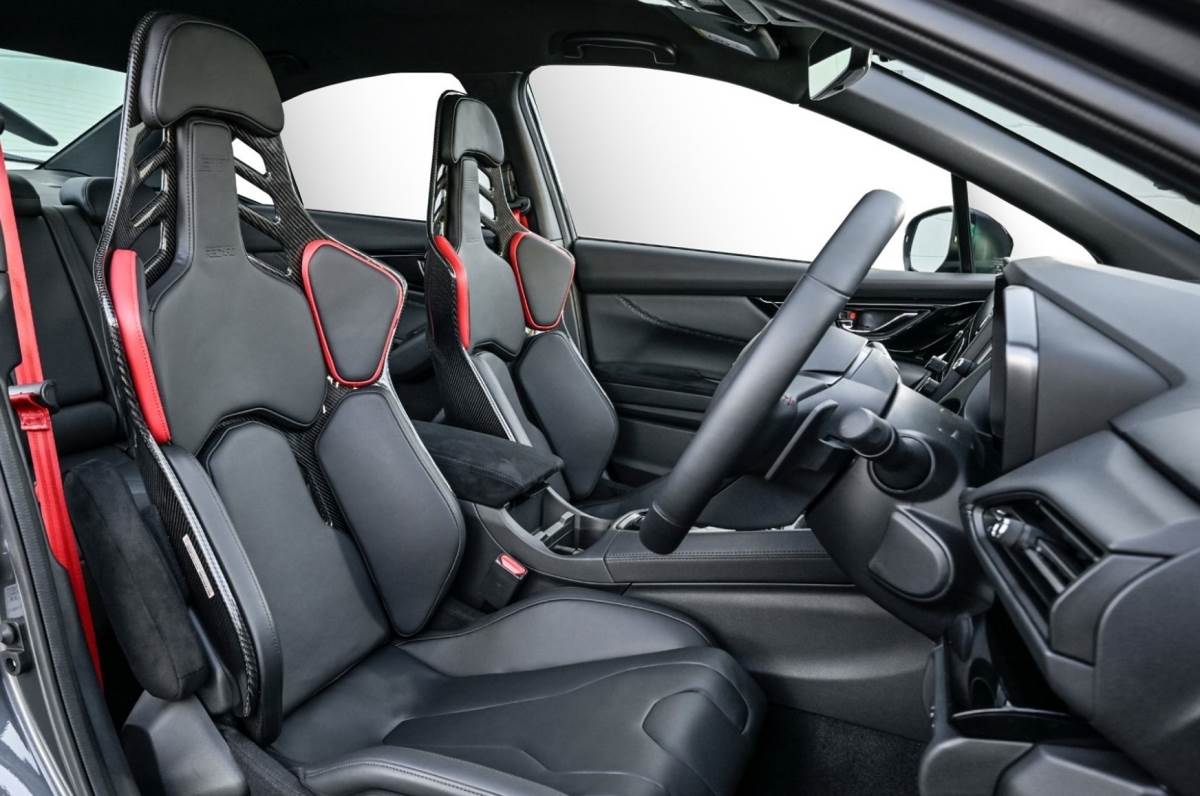 車輛內部採用大量碳纖維與麂皮材質，讓性能與豪華特質並存。（圖／速霸陸提供）