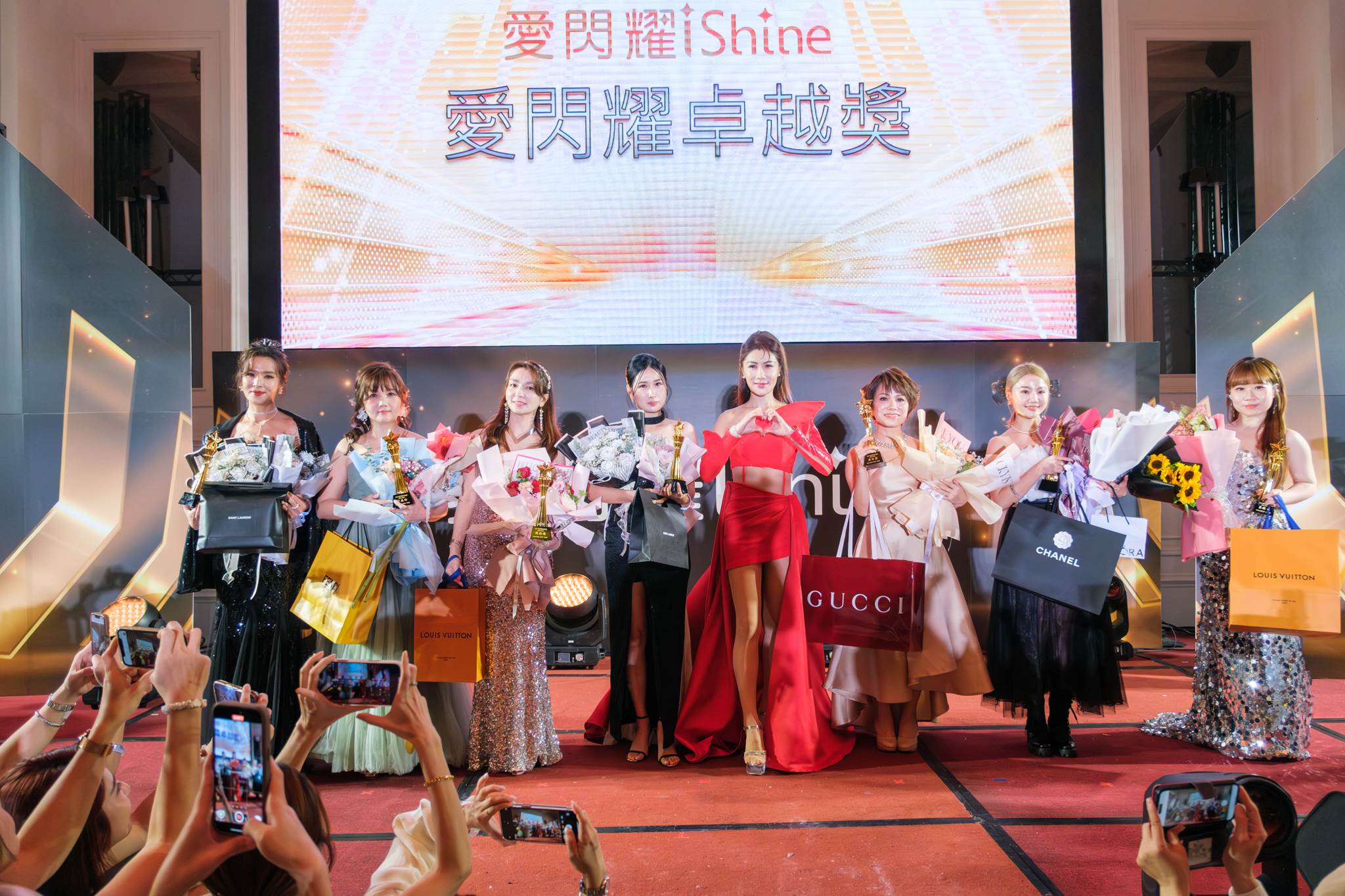 員工如巨星般登台領獎，象徵過去一年的努力受到肯定，現場氣氛宛如頒獎典禮般盛大。（圖／東森新聞提供）