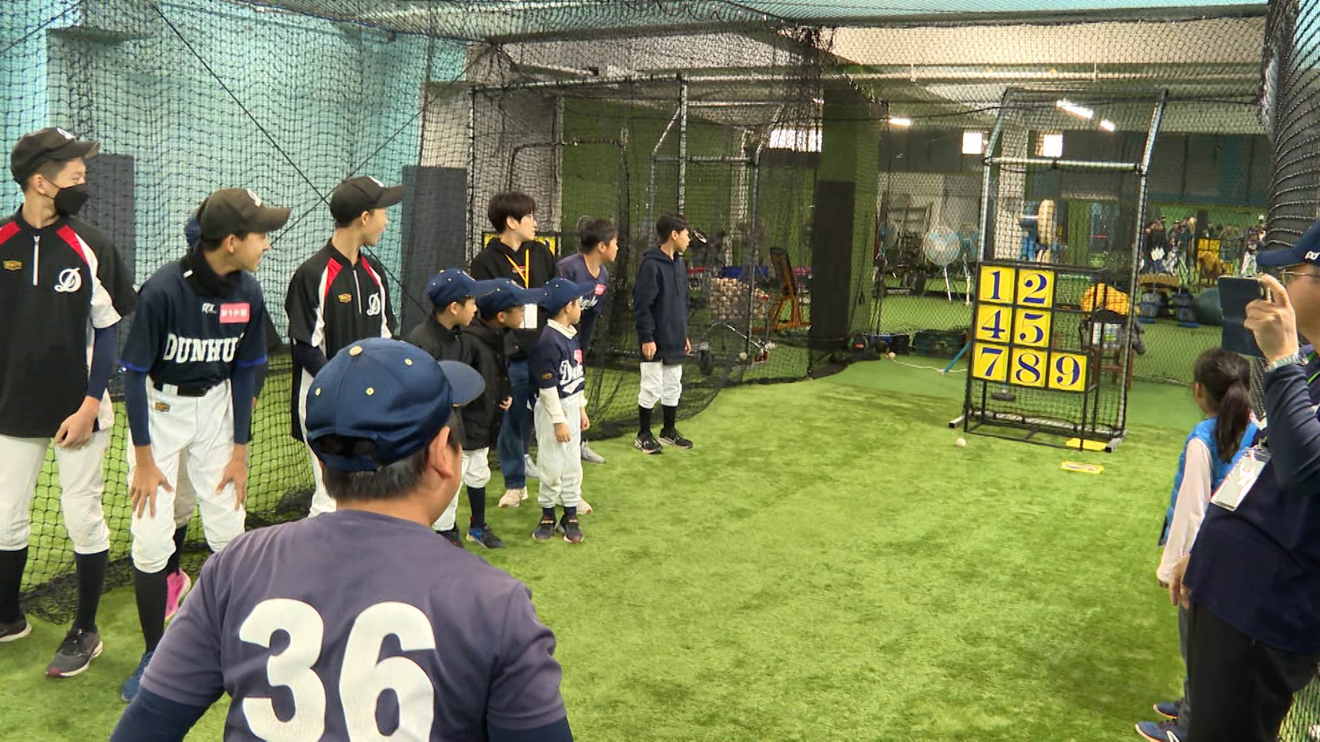 奮力投球挑戰棒球九宮格，投手施子謙化身關主陪小球員投出最佳成績。（圖／東森新聞）