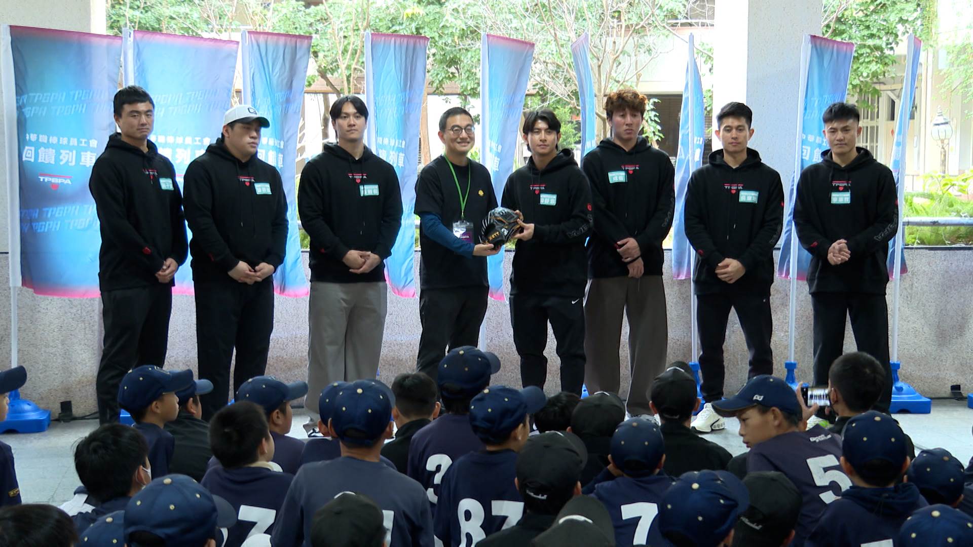 活動現場球星們簽名的手套接下來也將送到偏鄉小學，鼓勵他們勇敢逐夢。（圖／東森新聞）