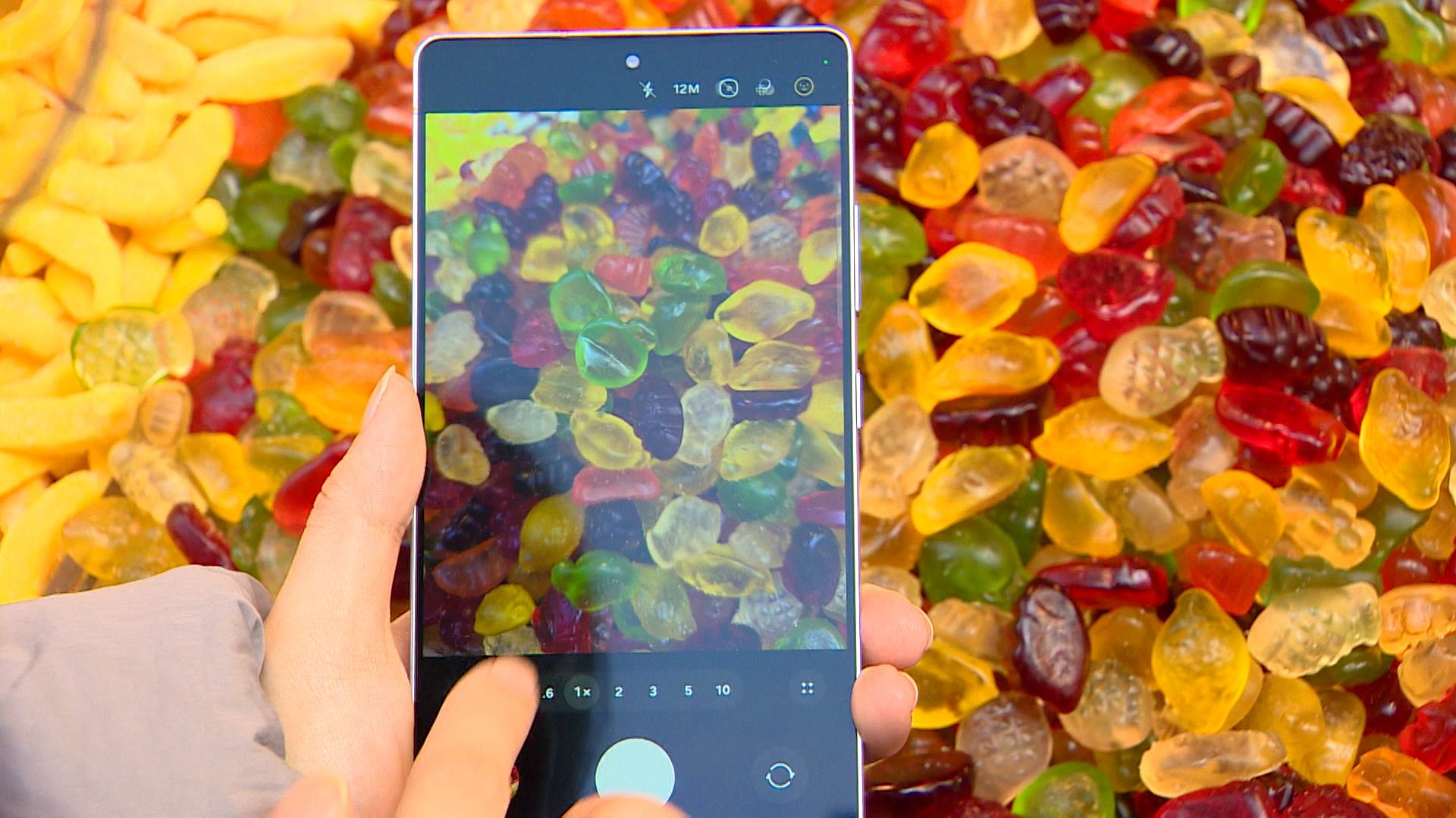 AI智慧攝影技術，即便在光線不足的騎樓下，也能捕捉清晰明亮的影像。（圖／東森新聞）