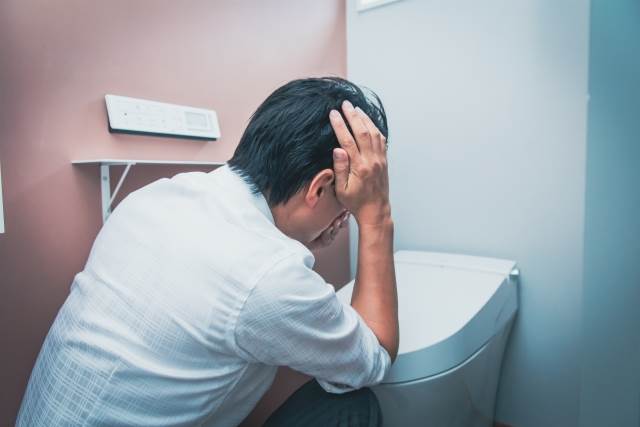 從阿公阿嬤開始高燒嘔吐，陸續傳染給兒子、媳婦及孫子。（示意圖／翻攝自photoAC）