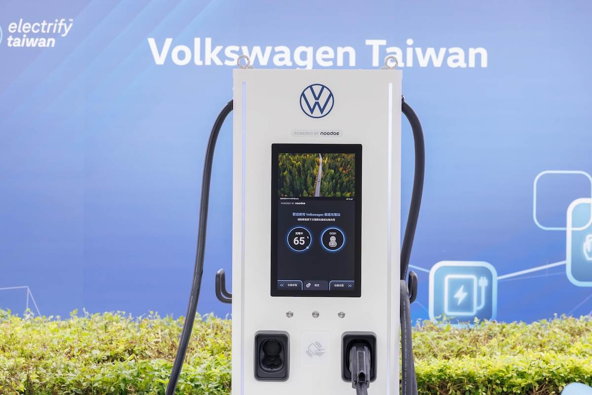 Volkswagen頭份快捷保修中心的極速充電站為全台第三座，充電機座為純白色，具有時尚與未來兼具的視覺感受。（圖／Volkswagen Taiwan提供）