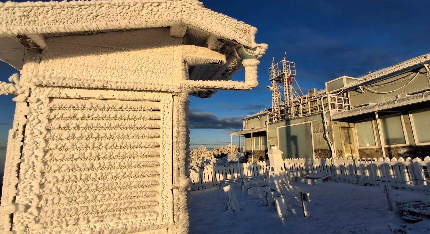 今日玉山氣象站仍是一片銀白。(圖/<a href='/search/tags/氣象署/' target='_blank'>氣象署</a>)