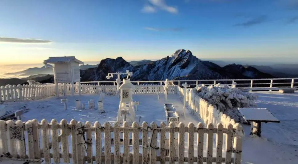 建築、地面全被覆蓋,場景美不勝收。(圖/氣象署)