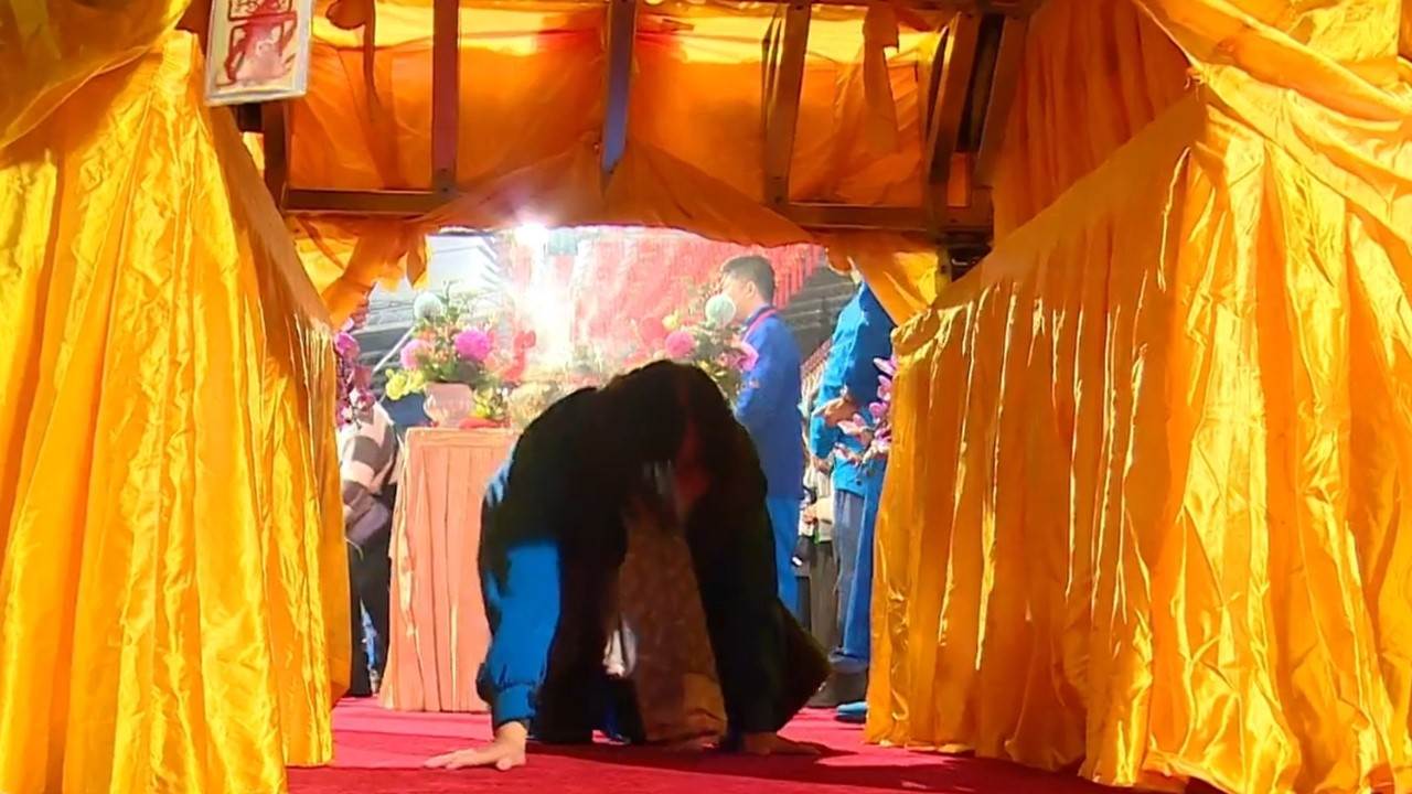 信眾躦母娘轎底求平安,走七星橋消災解厄。