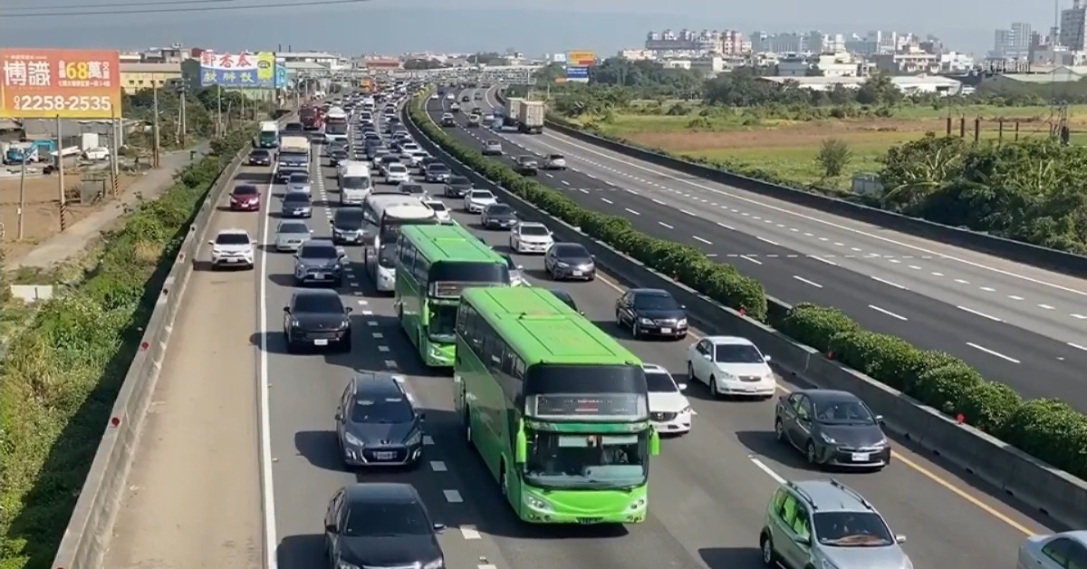 春節連假返鄉、出門旅遊最怕遇上大塞車，走國道還是平面道路？（圖／東森新聞）