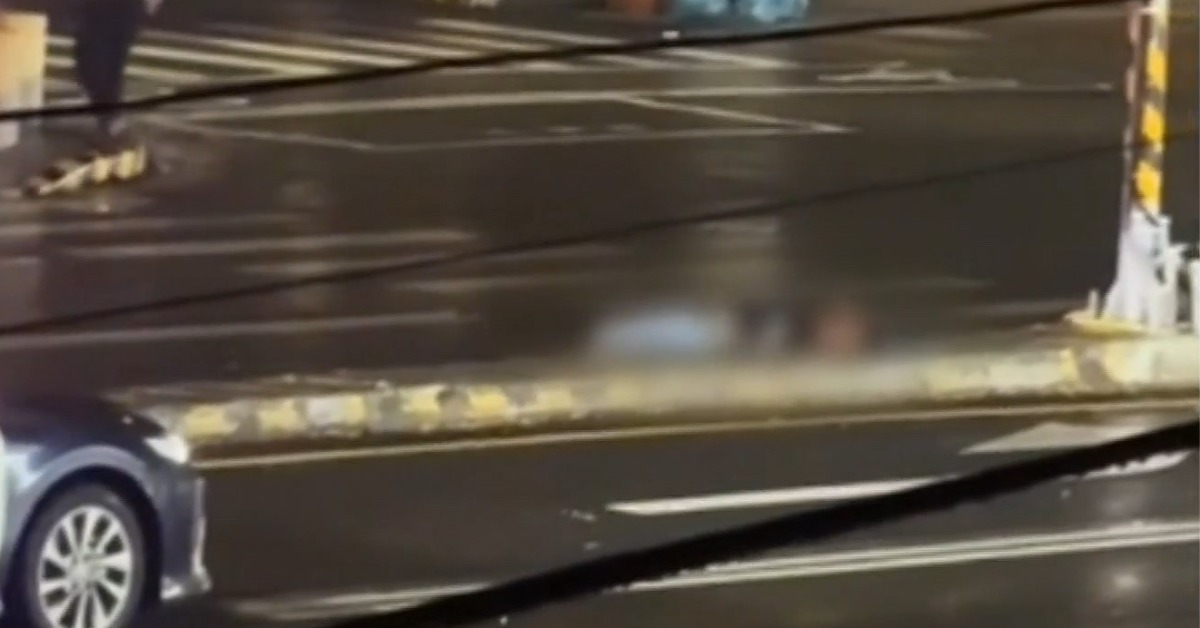 雲林斗六大學路一段與榮譽路口，一輛休旅車疑似闖紅燈，撞飛雙載的機車。（圖／翻攝自社會事新聞影音）